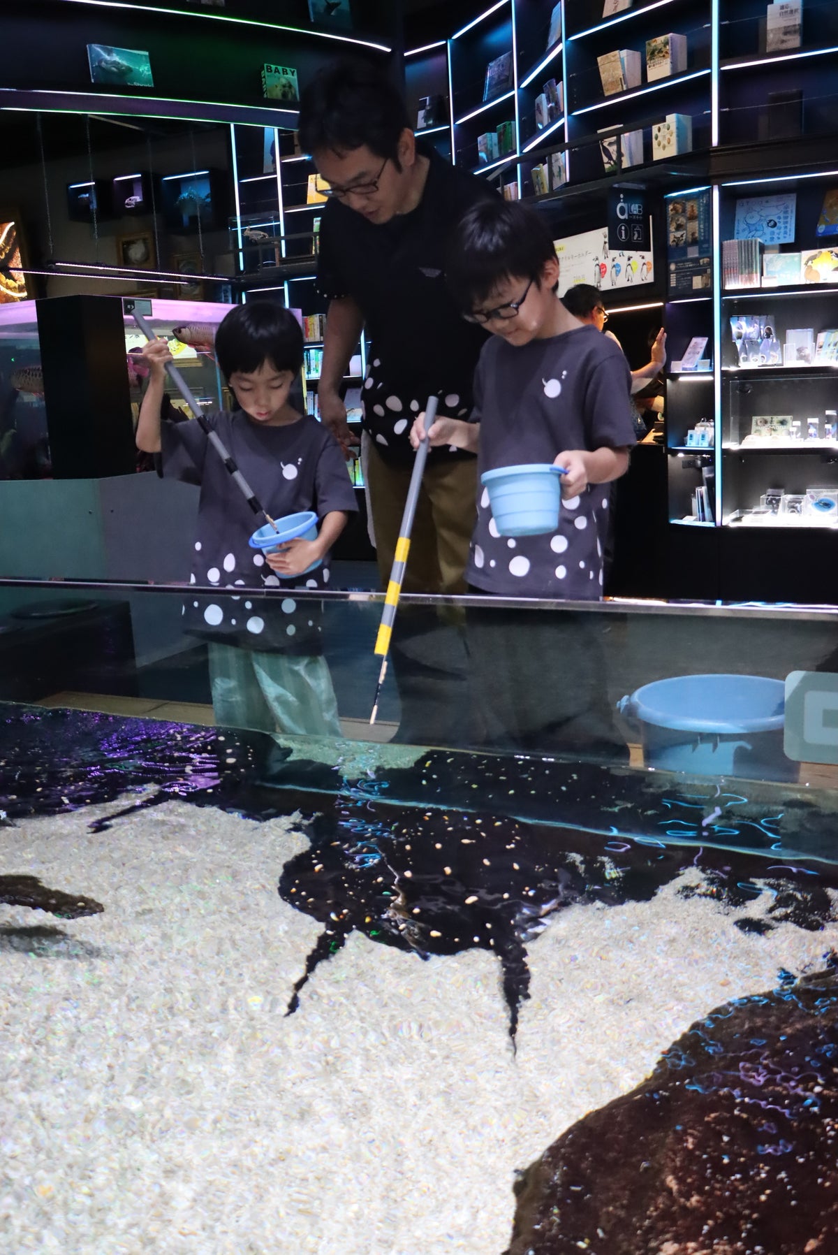 水族館アトアで6歳と8歳の男の子の夢が実現 ポルカドットスティングレイの飼育体験に挑戦