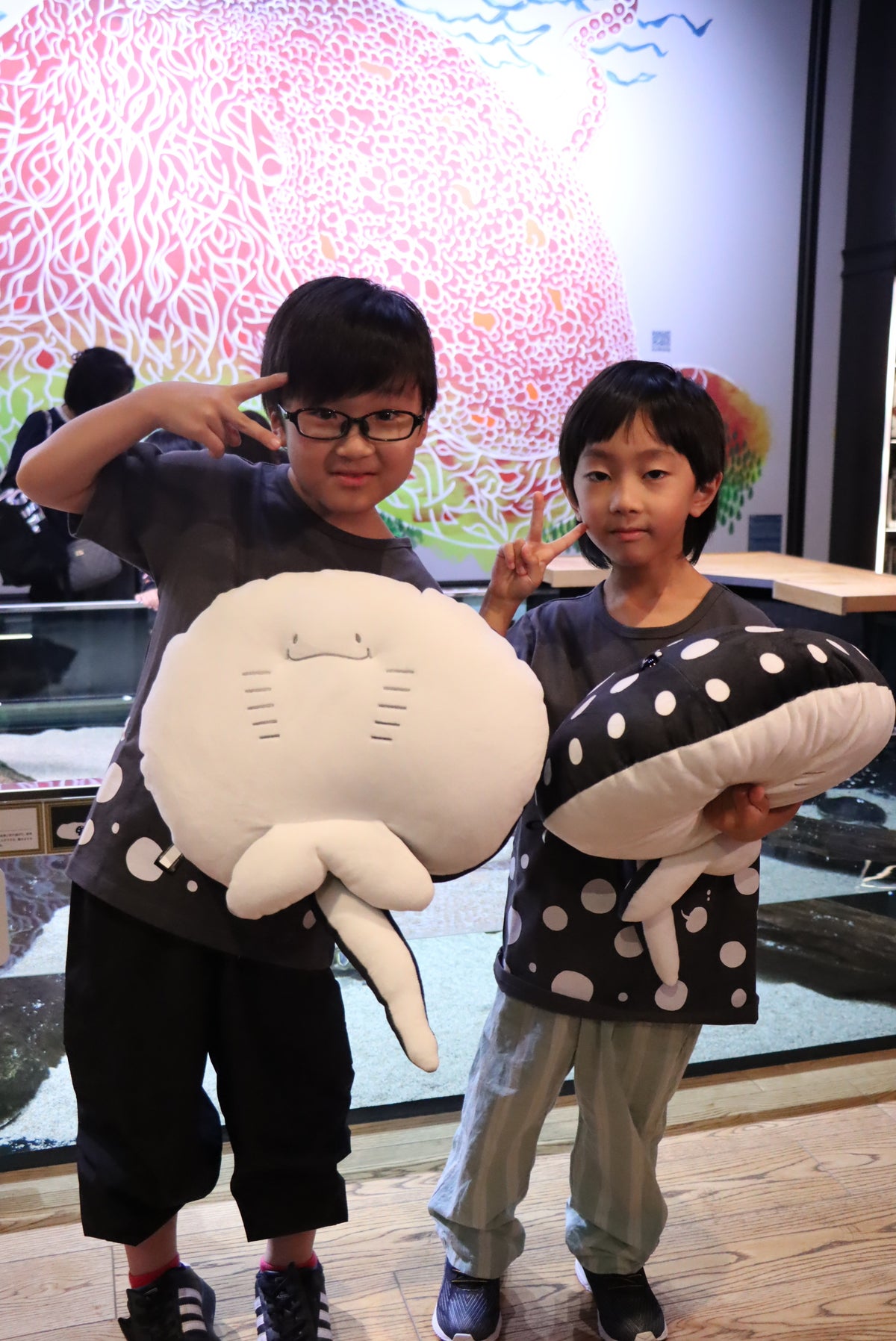 水族館アトアで6歳と8歳の男の子の夢が実現 ポルカドットスティングレイの飼育体験に挑戦