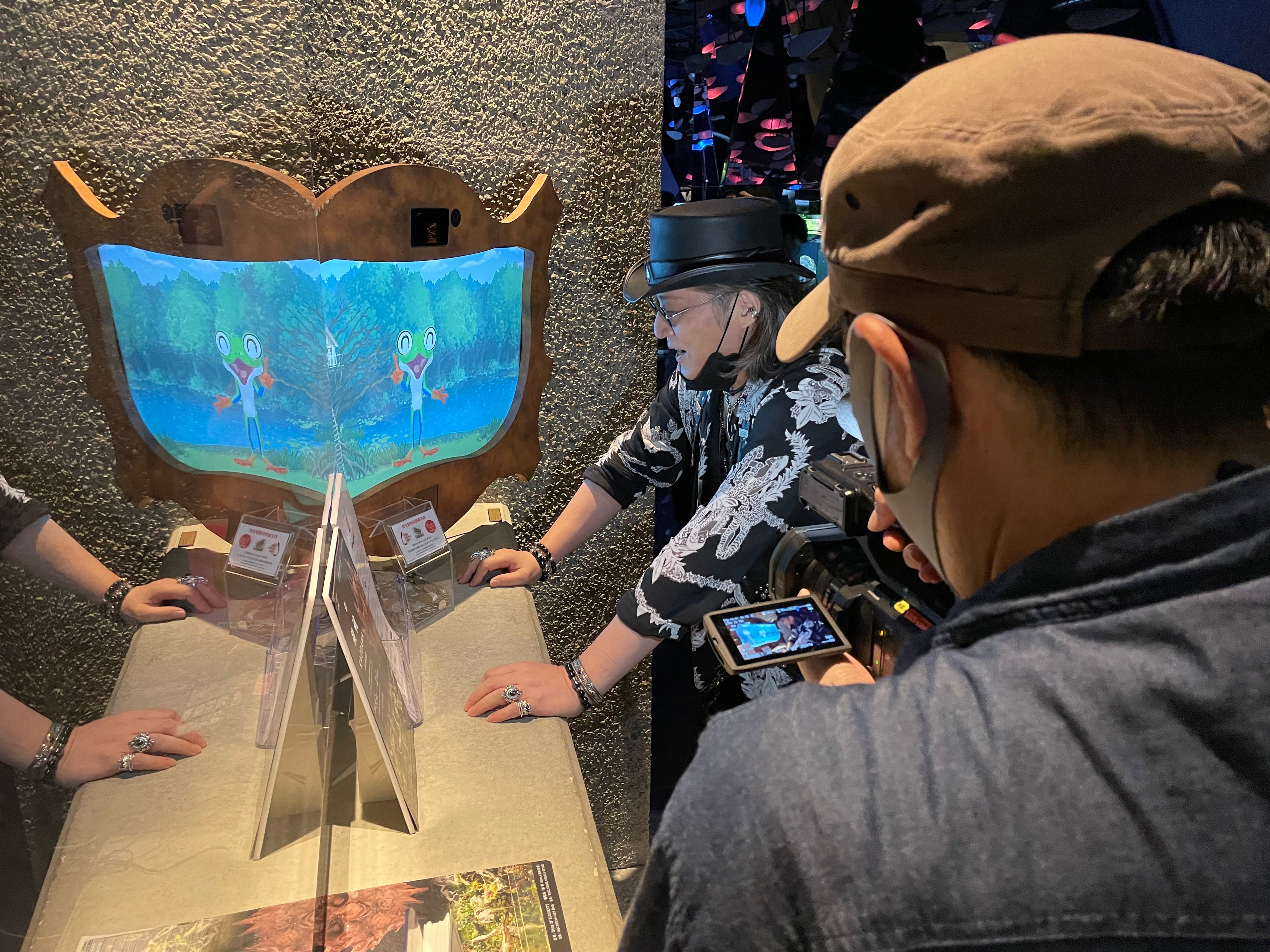 動画内では、顔なじみのアンドレスと軽快に会話する様子も。