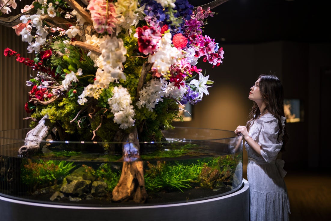 「和む ”NAGOMU”」エリアの中央にある印象的な生け花水槽