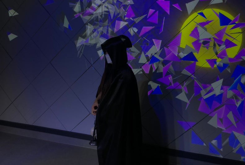 魔女の仮装をした水族館スタッフ