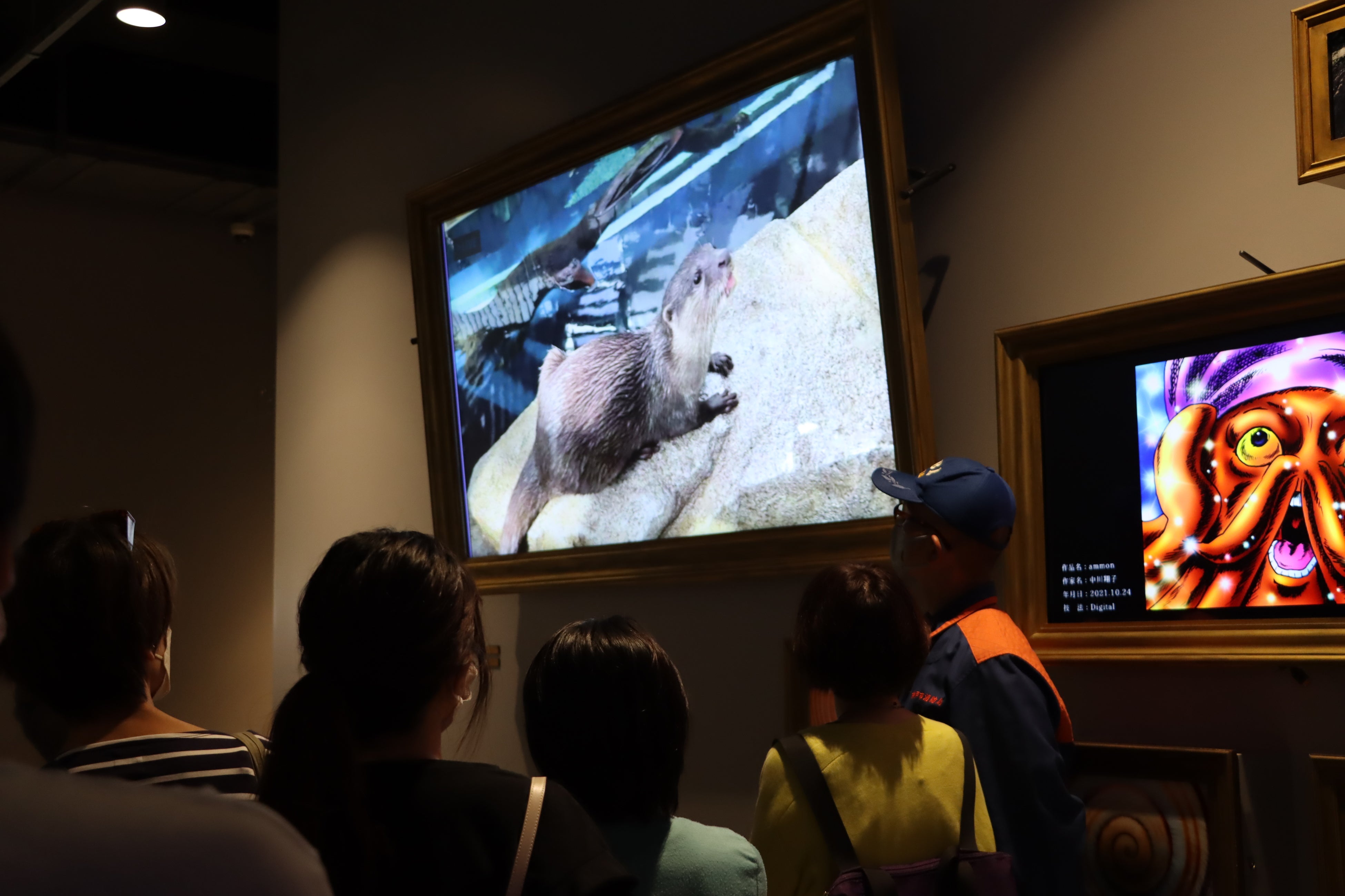 モニターの画面で「お浜」の様子を中継