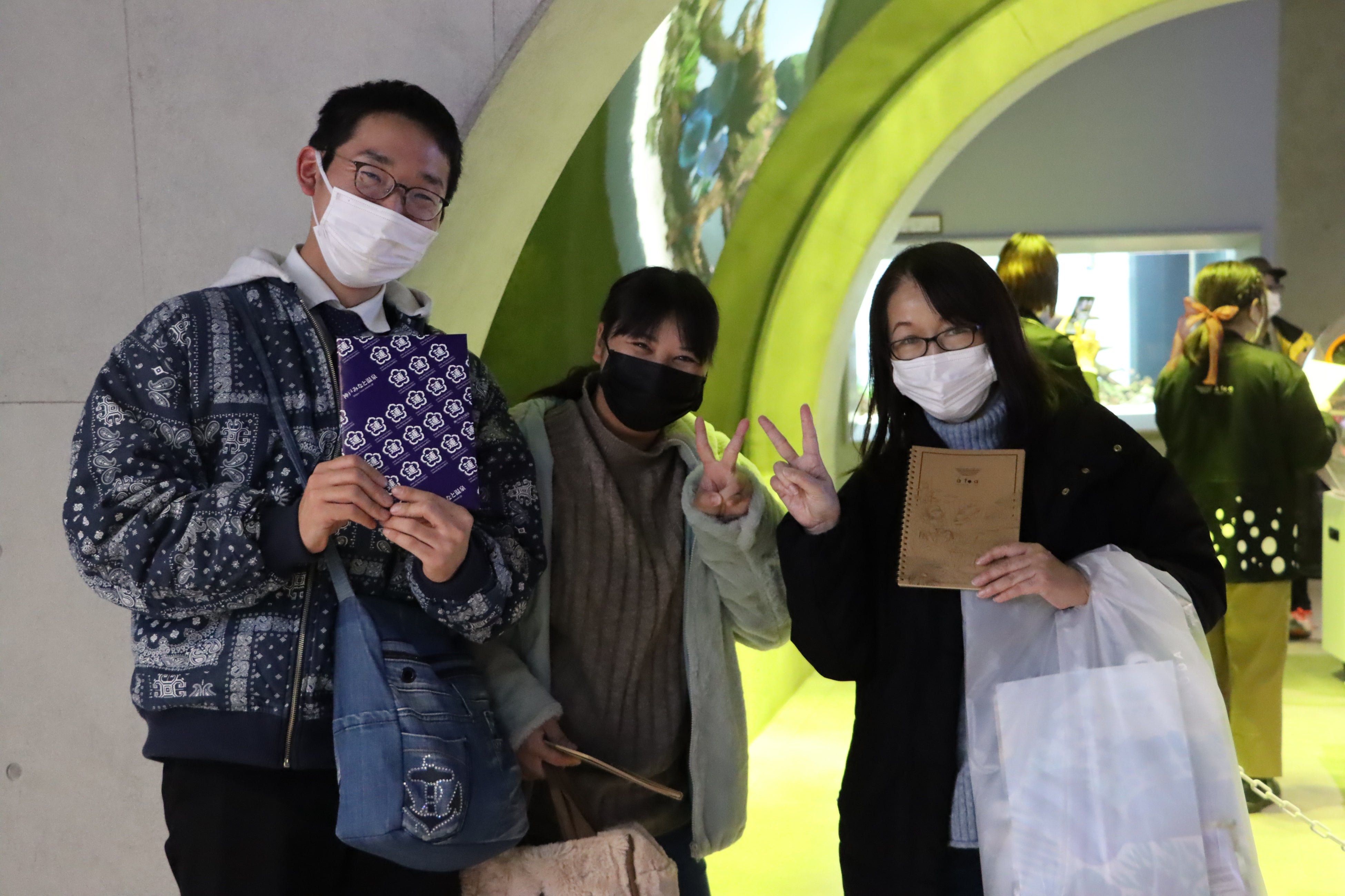 △抽選会にて商品を受け取ったお客様