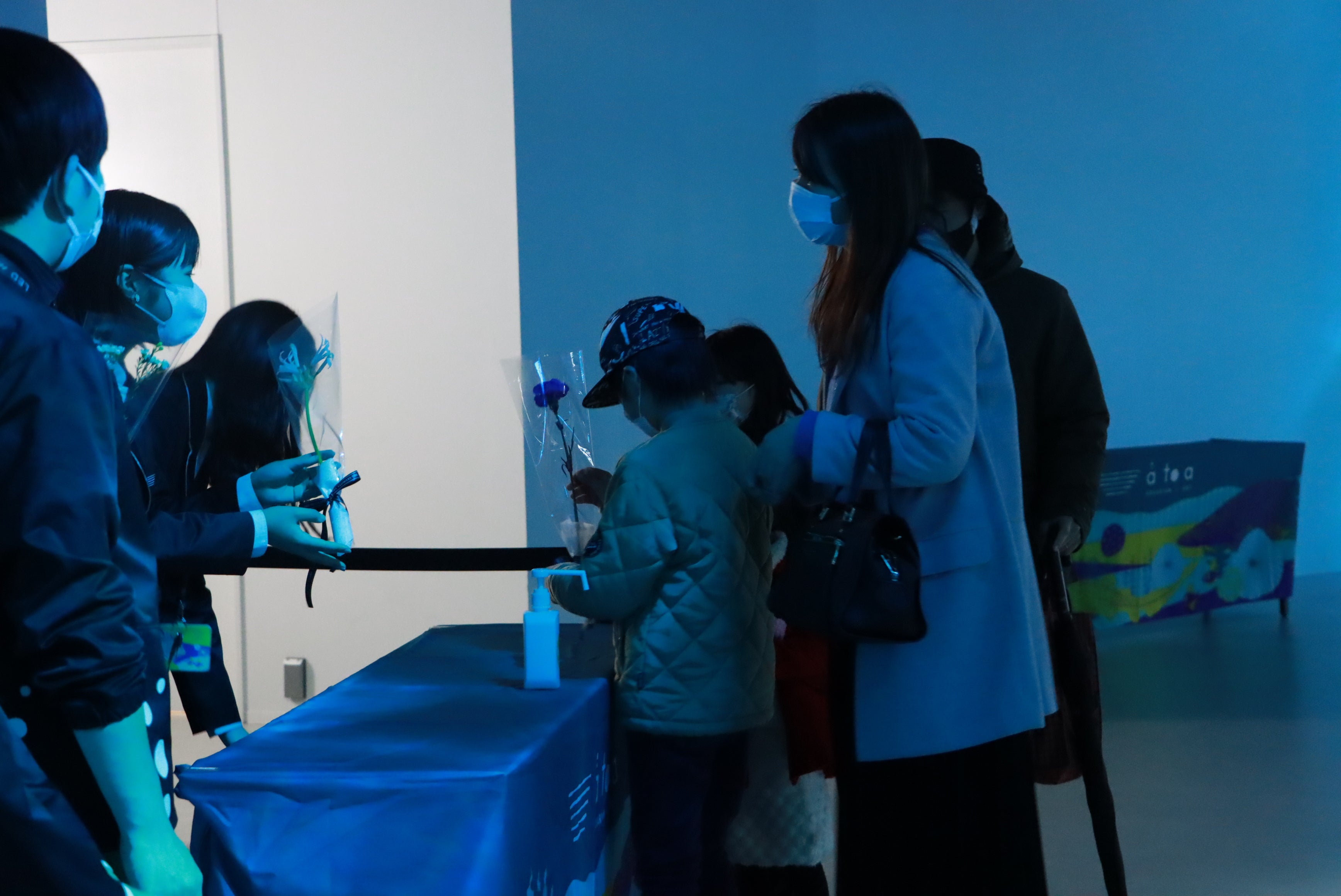 『Gracias Flor』でブーケをプレゼントする様子