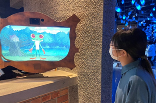 お客様と会話を楽しむアンドレス（アカメアマガエル）