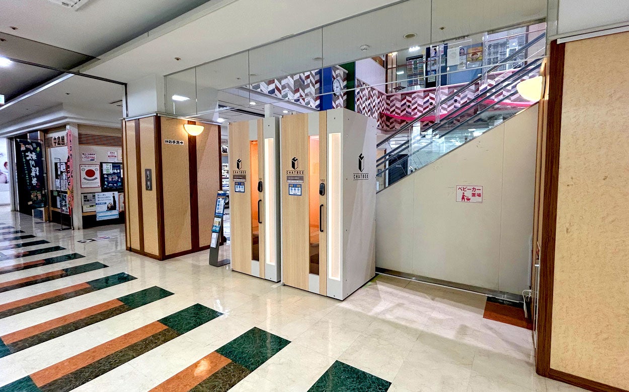 エスカレーター脇のございます