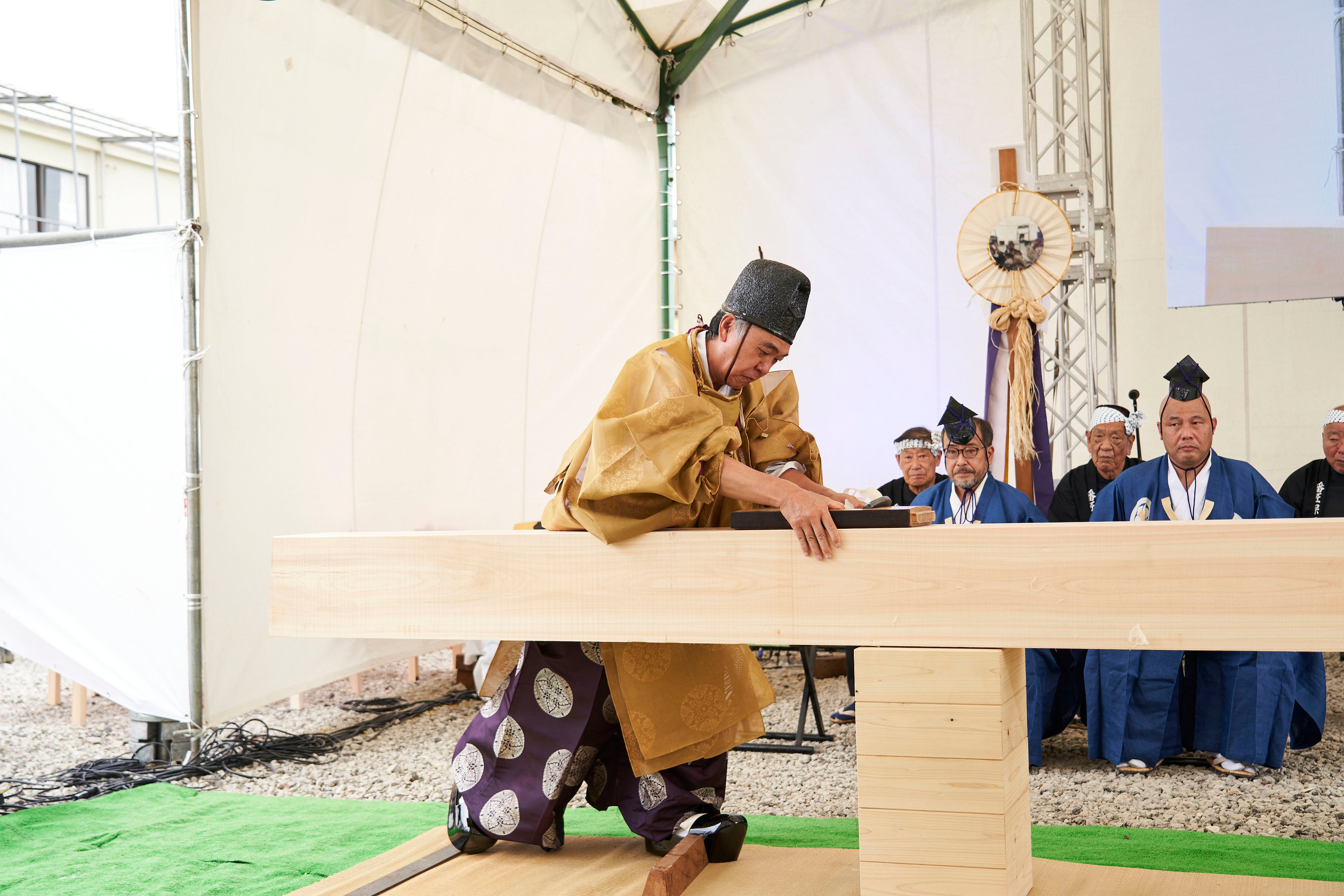 番匠保存会の一員として清鉋を披露する社長宮沢