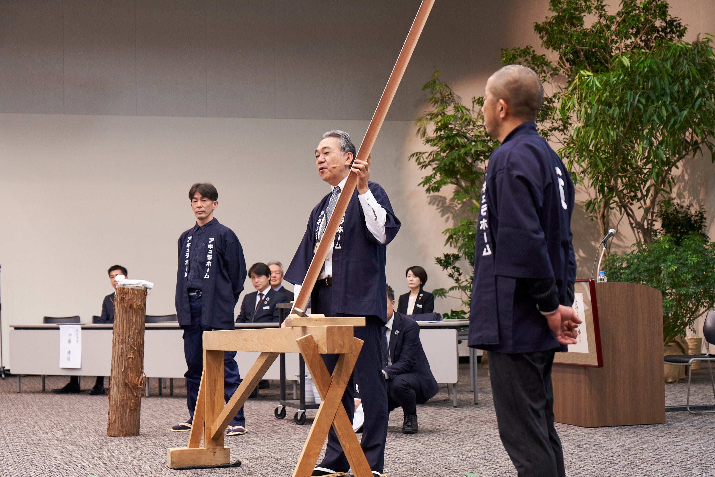 大工とともに登場し源平材を紹介する社長宮沢