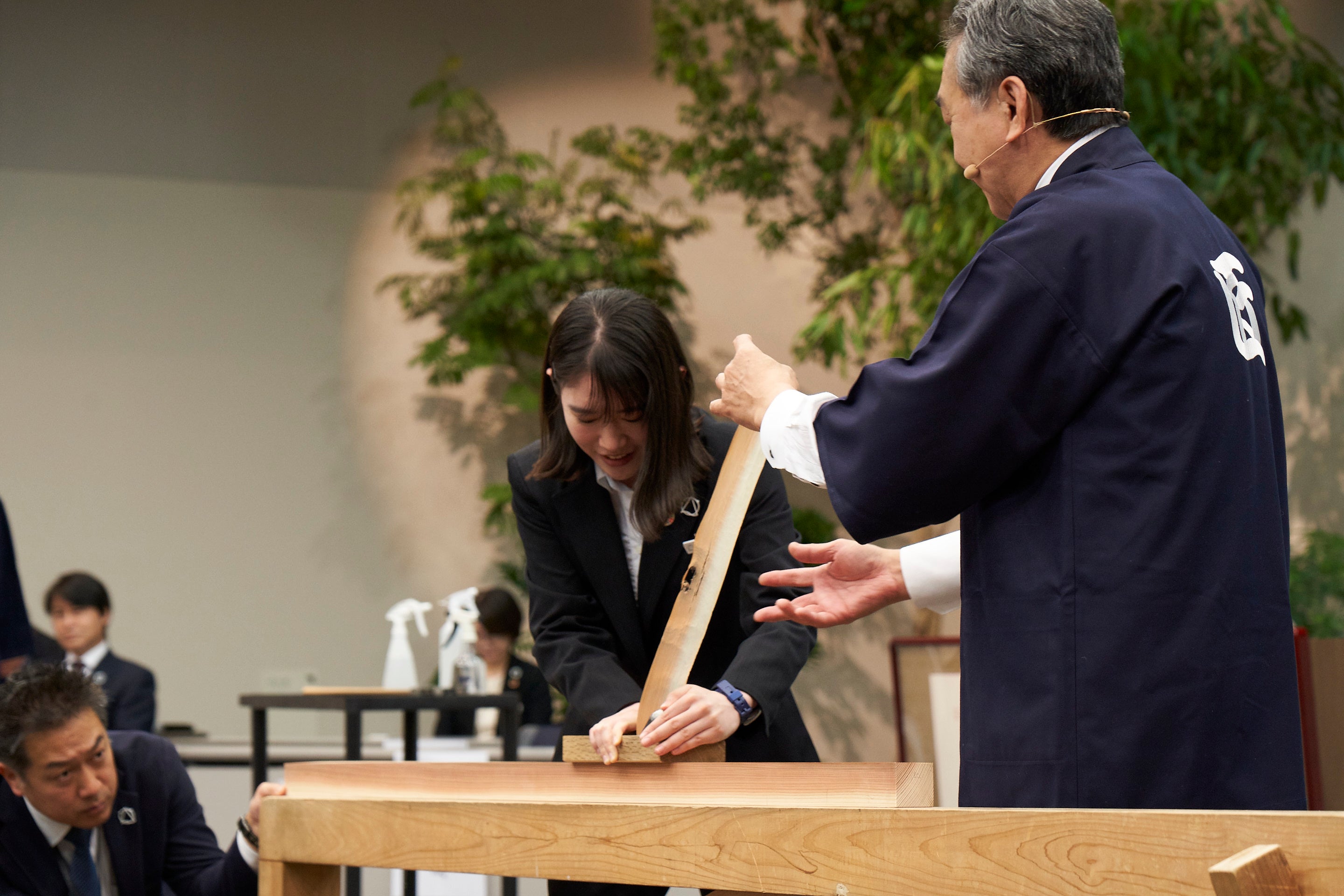 新入社員にカンナ削りを教える社長宮沢