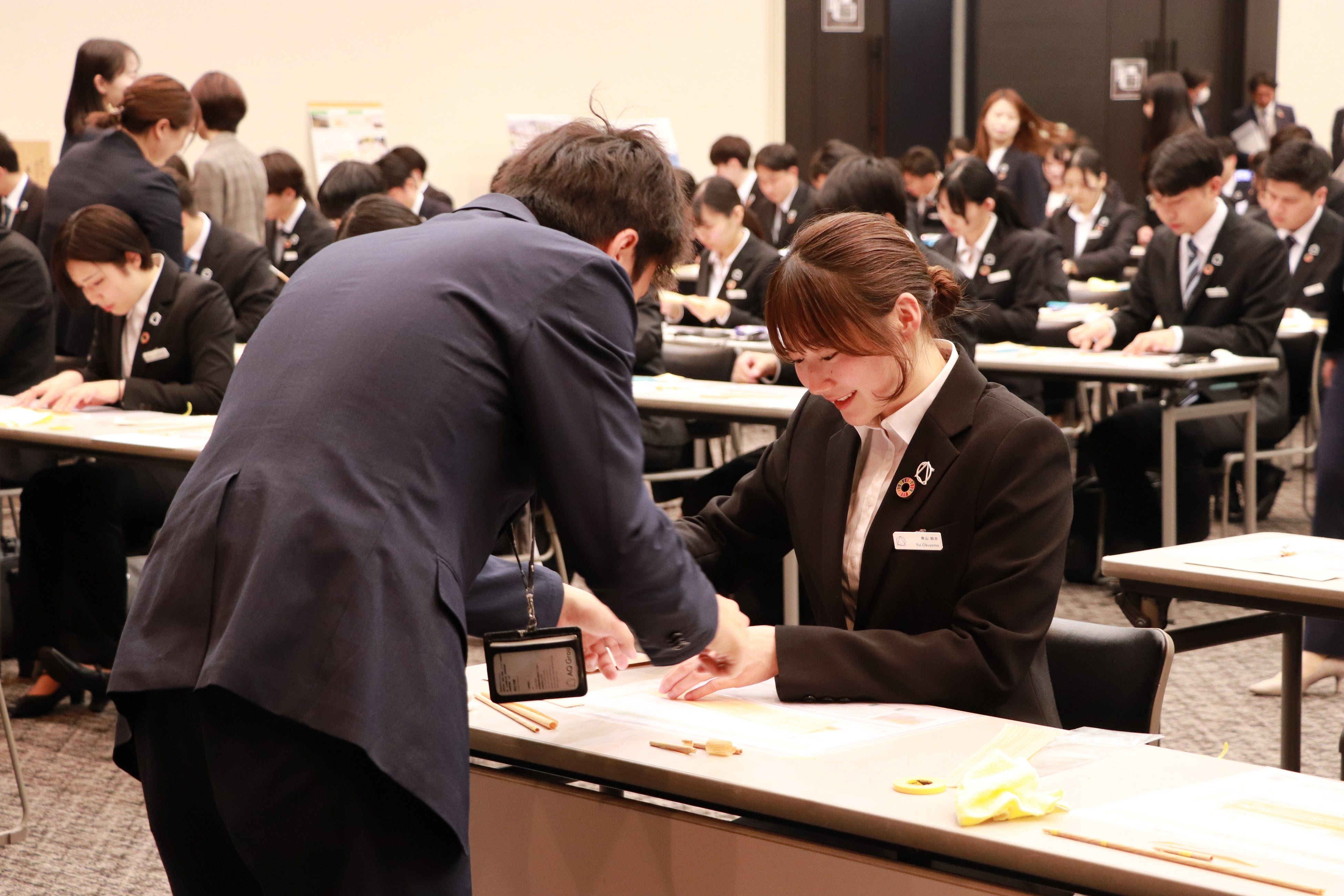 先輩社員が作り方を教えている様子