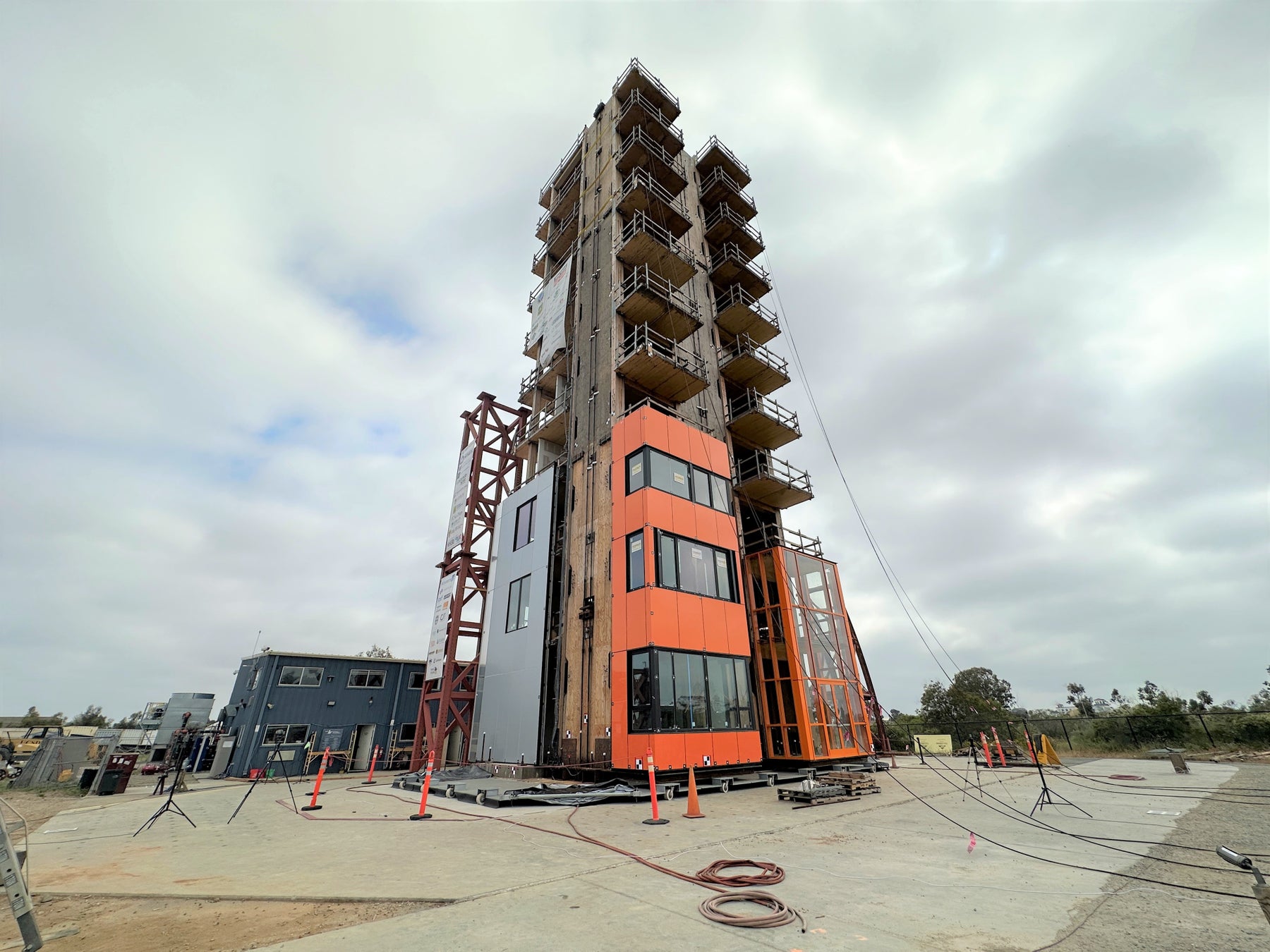 世界的リーディングカンパニーも参画した世界最大の「10階建て木造ビル耐震実験」