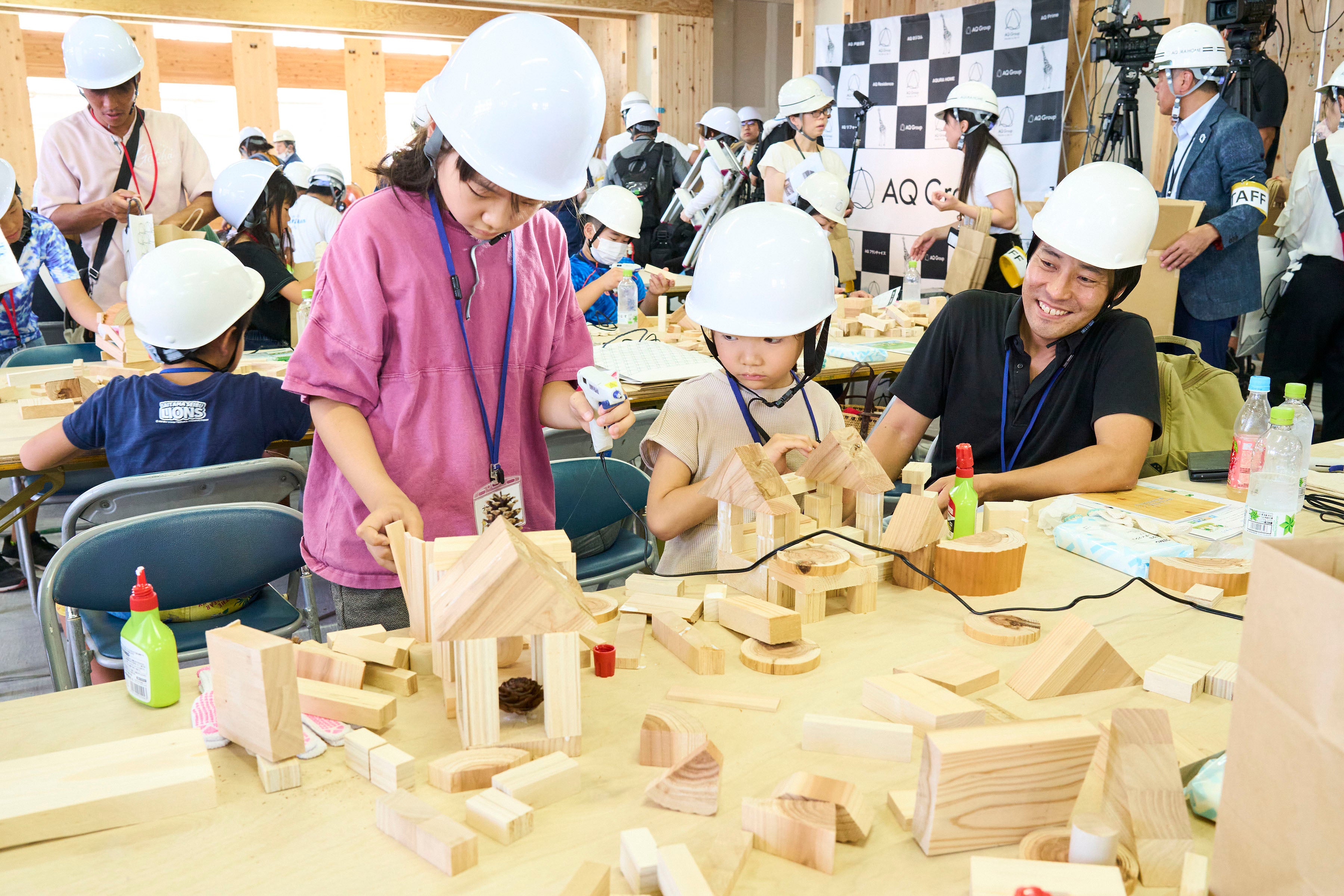 建築中の構造現場で子どもたちが「廃材アート体験」に取り組む様子②