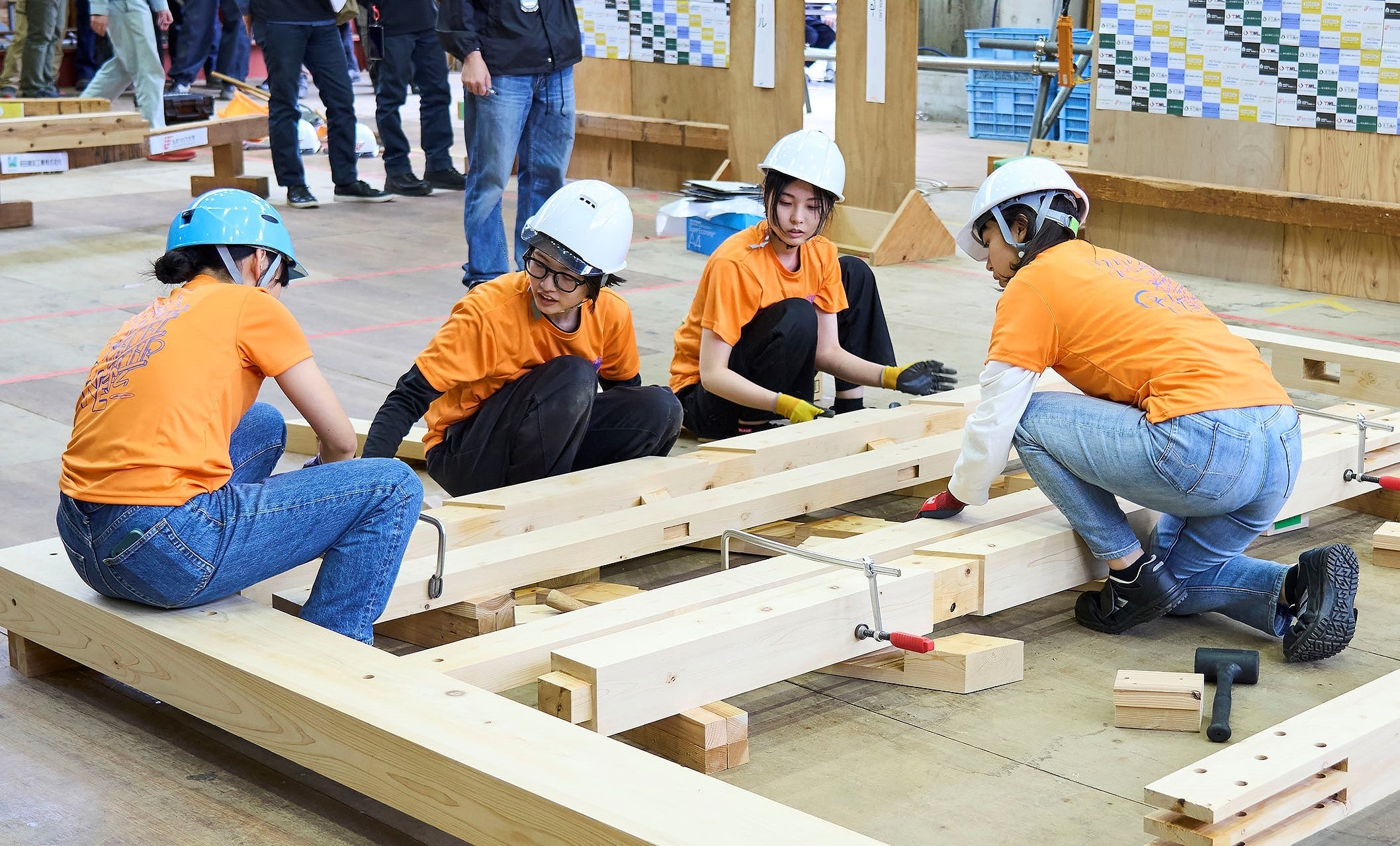 女性のみが大工作業に取り組む「TEAM HOSEI」