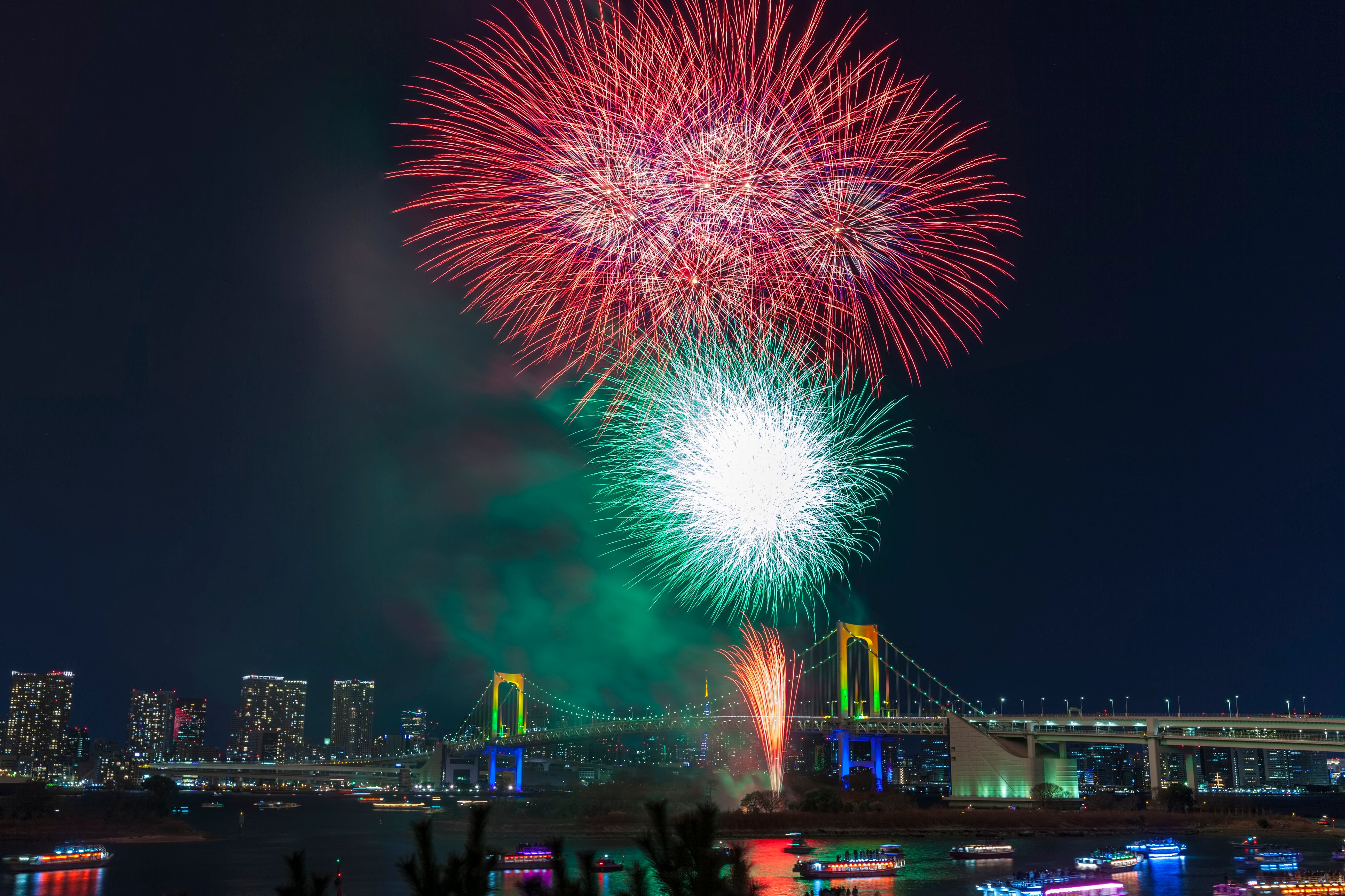 【11年ぶり復活】東京湾大華火祭を船上の特等席で！東京ウォータウェイズ、「直前割」花火観覧クルーズの予約受付を開始