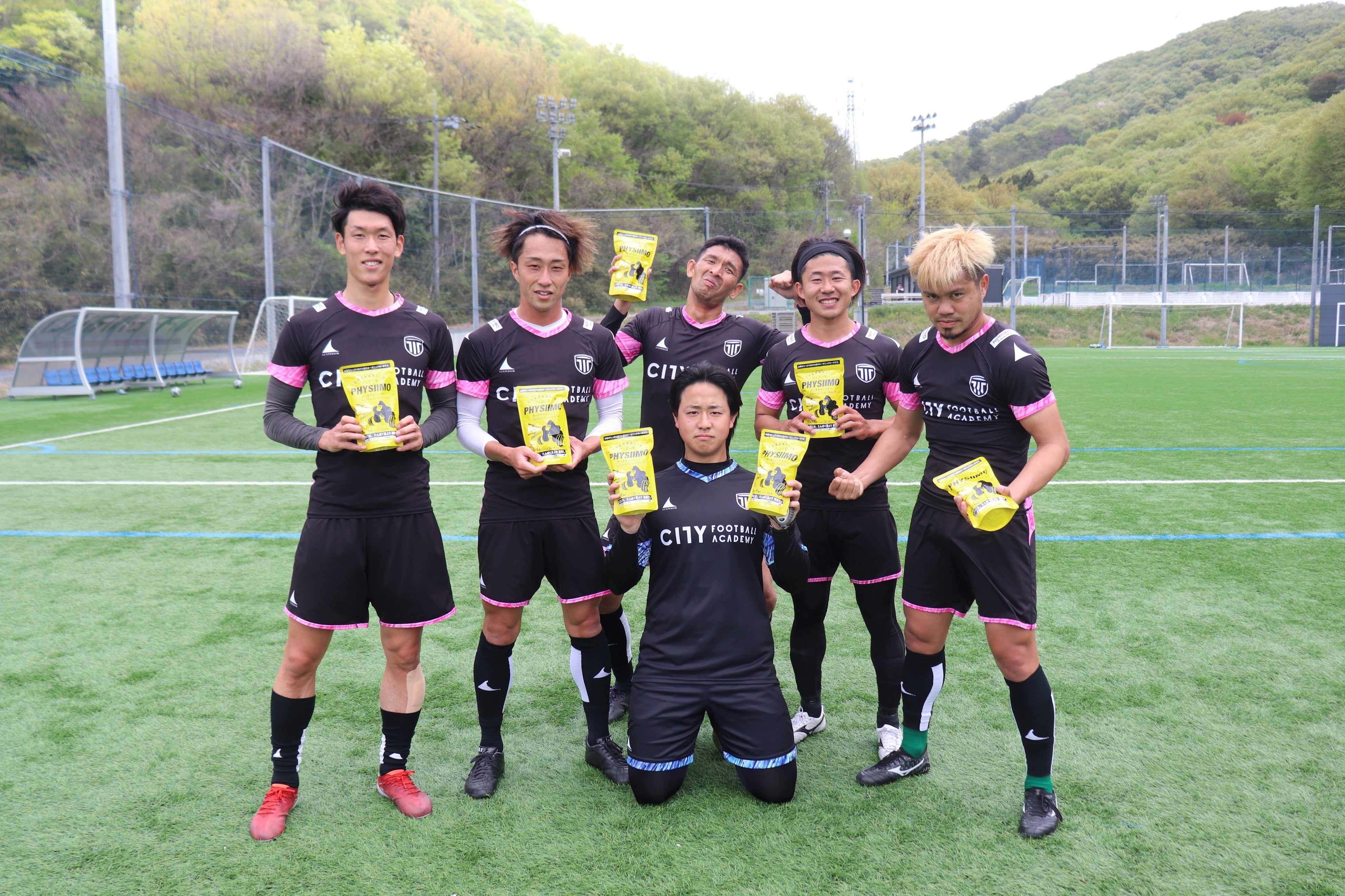 梅津トレーナー（前中央）と選手達