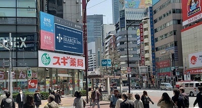 新橋 龍角散ビジョン_新橋駅銀座口交差点