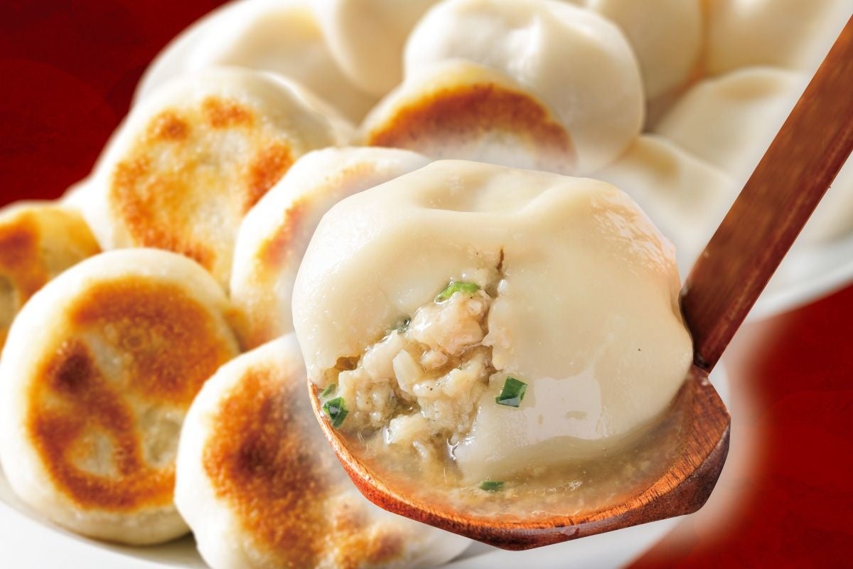 人気の肉汁餃子の肉汁をさらに増して「モッチもちの皮」で包みました。