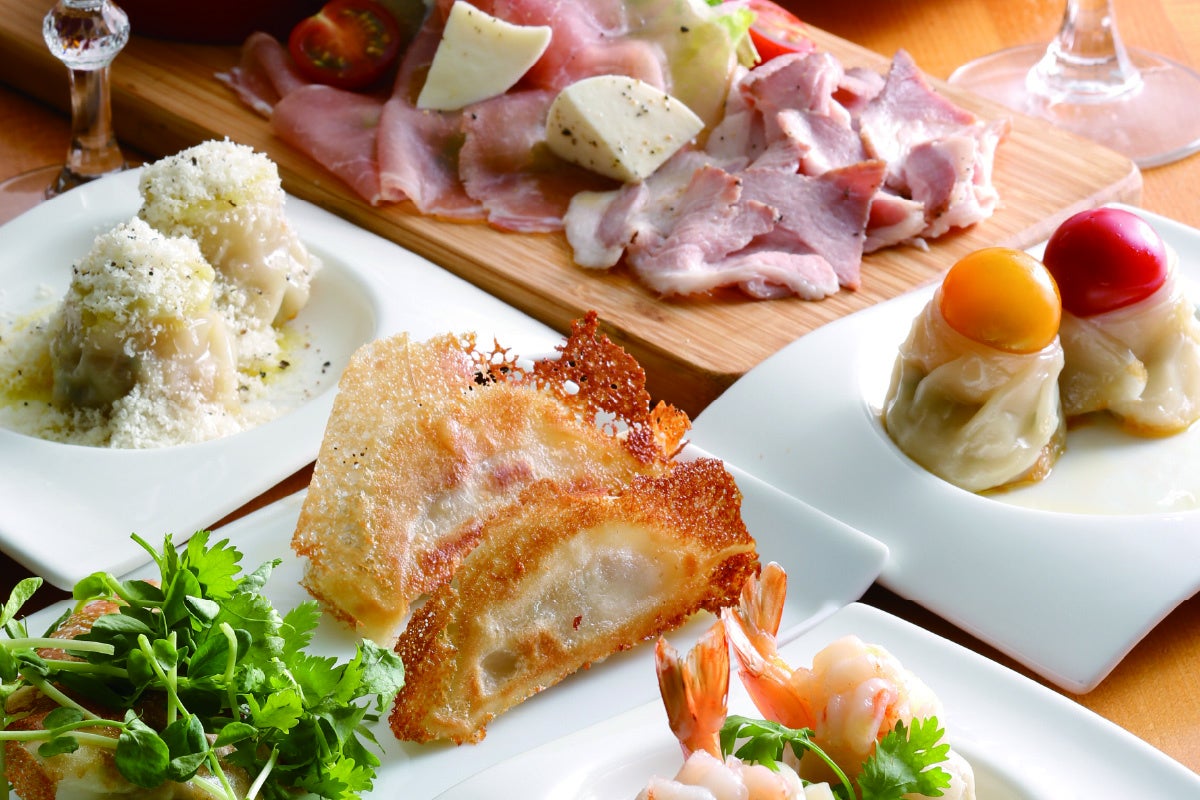 美味しいのはもちろん見た目も楽しい餃子。実店舗は餃子以外の商品も取り揃えています。