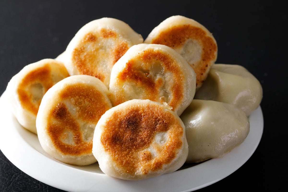 看板商品の「磯上肉汁餃子」　焼いても、茹でても美味しく召し上がっていただきます。