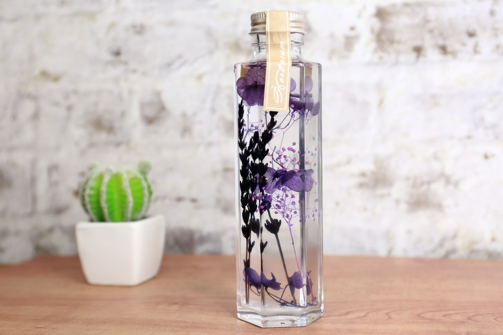 ワークデスクにも馴染むシンプルで落ち着いたデザイン