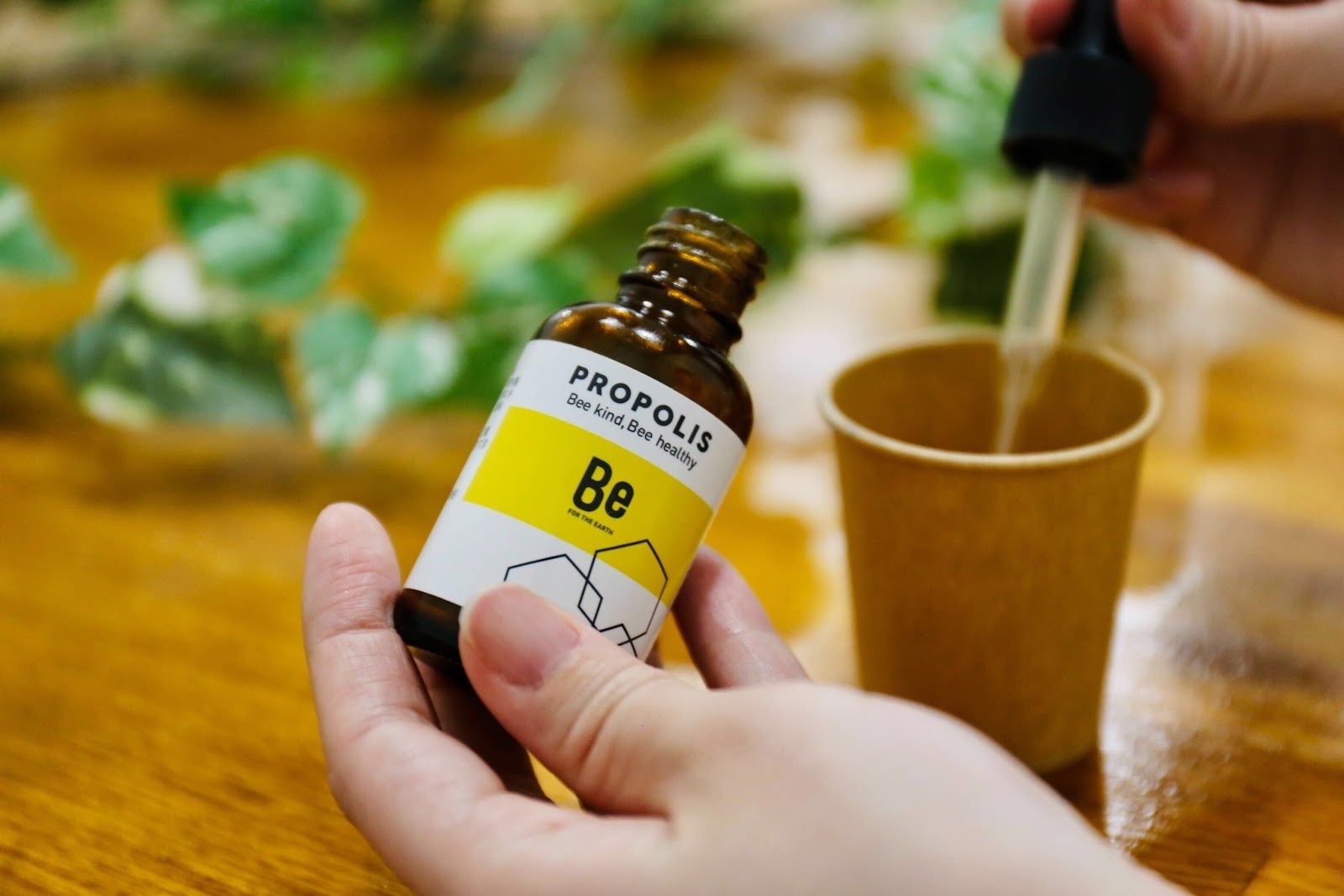 『Be プロポリス』は水や様々な清涼飲料に混ぜて気軽においしく摂り入れやすいという特徴が