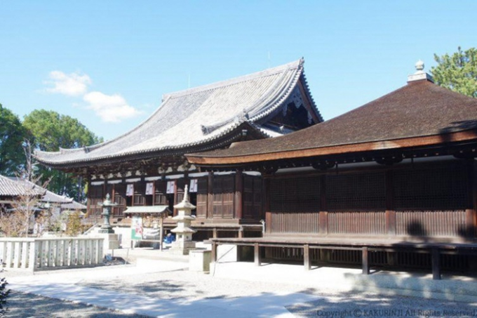 本堂(左)、太子堂(右)