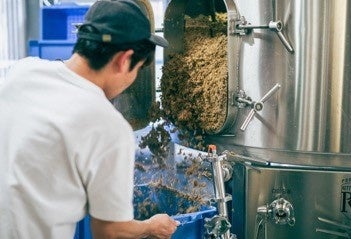 醸造後に廃棄物となって出てくるモルトかす（RISE&WIN工場内）