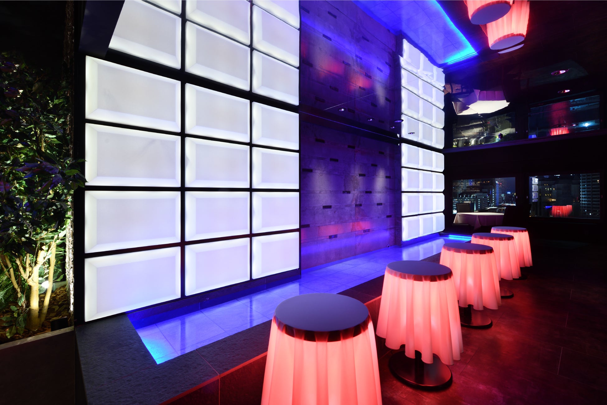 光の演出が美しいエントランスでお出迎え