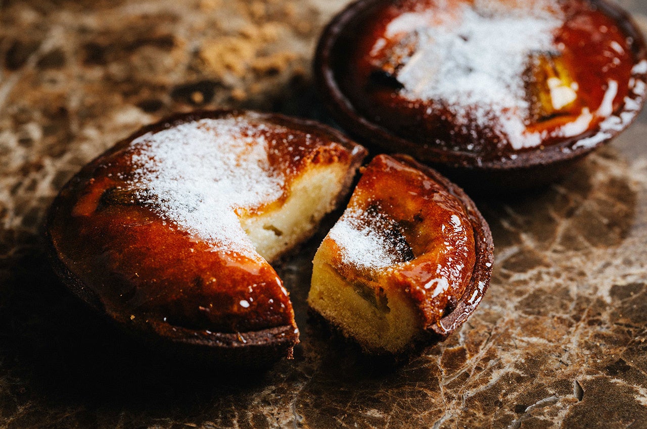 ●焼き込みタルト ルバーブ／250円[税込]／酸味が特徴の色鮮やかな野菜、ルバーブにコクのある黒糖を合わせ、しっかりと焼き上げました。