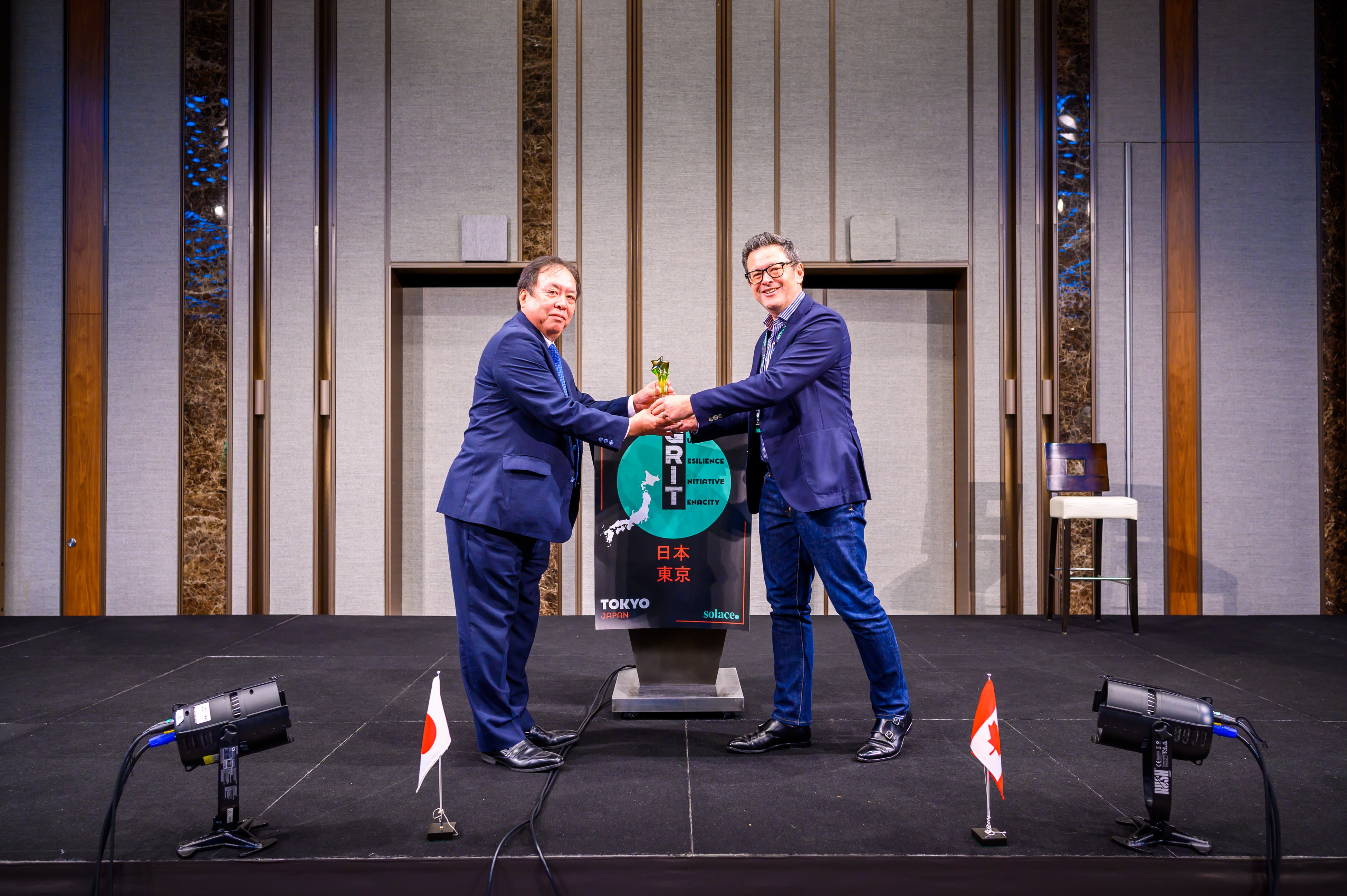授賞式の様子（写真左）IWI取締役専務執行役員 立野岡 健一 （写真右）Solace社CRO Tim Wong