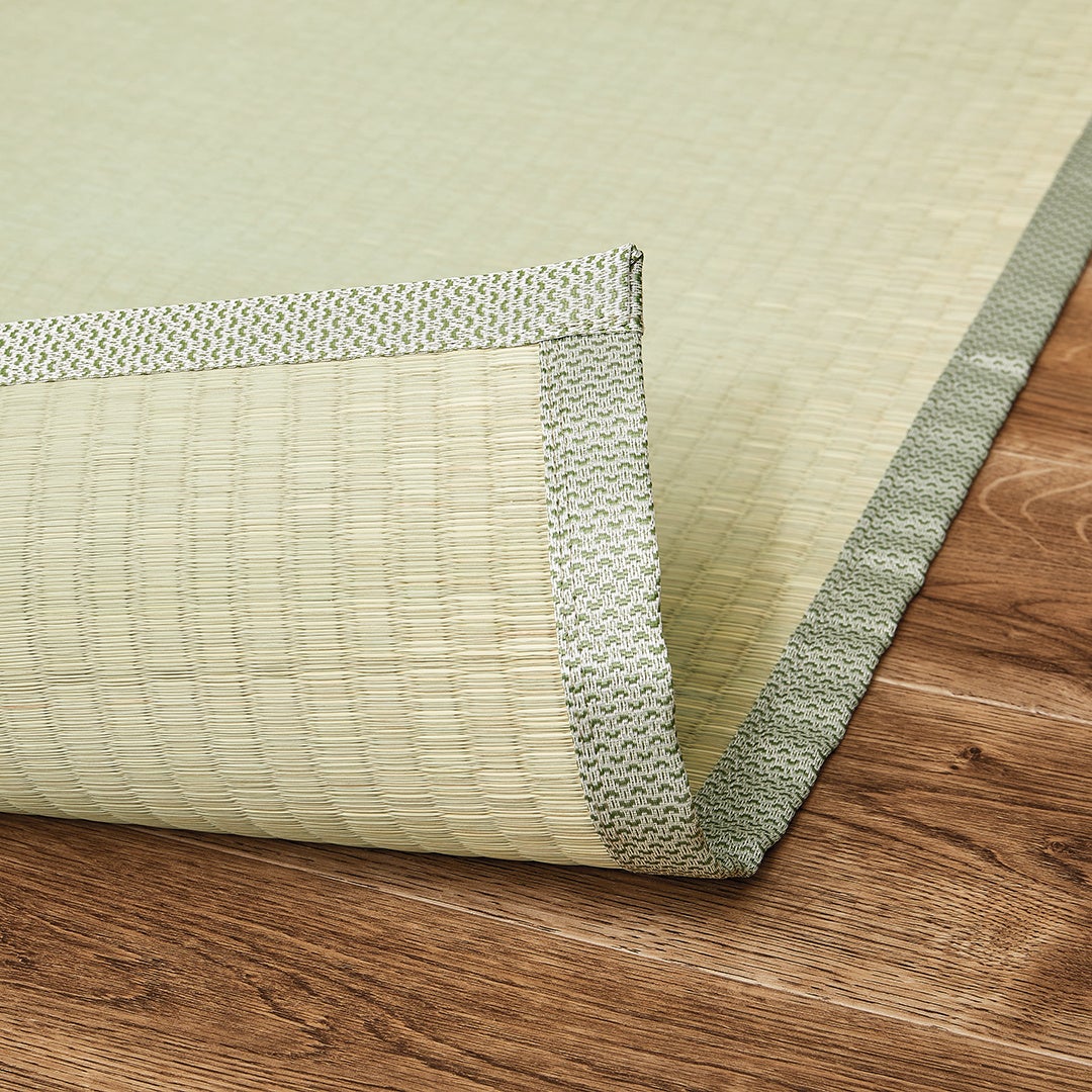 熊本県八代地方で栽培された国産い草を100％使用した「琥珀」。縁：矢羽根グリーン