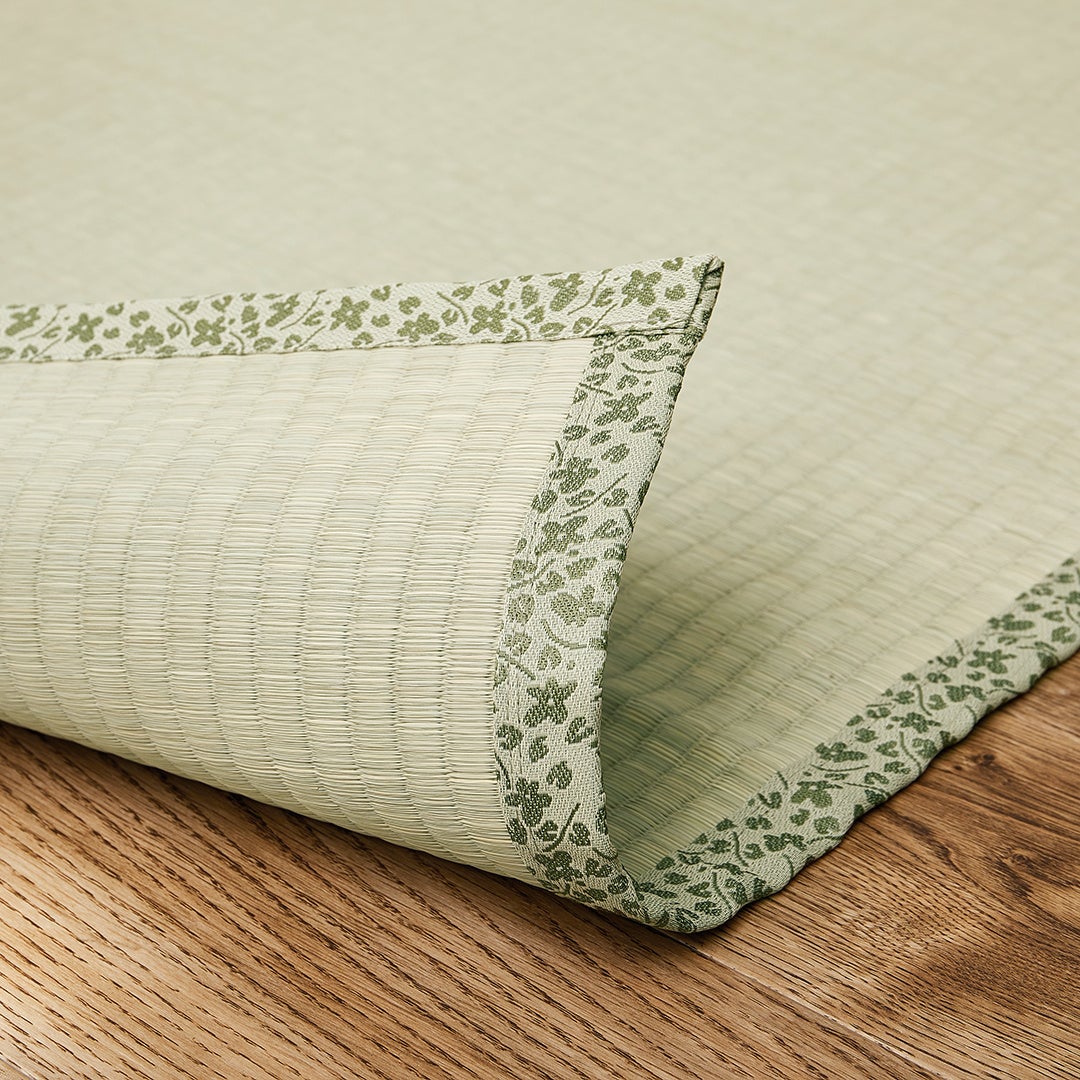 従来より2倍多く い草が使われているため、畳のように美しく長持ちする最高級品の「雅」。縁：花ちらしグリーン