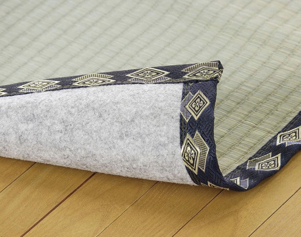 裏に不織布を付けることでヨレにくくなっている