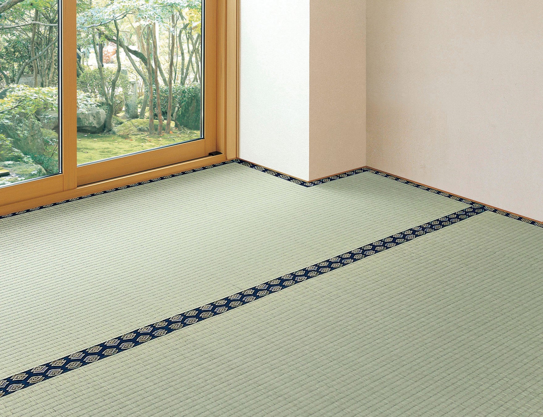 通常の上敷きでは難しい柱も、カットしてぴったり合わせられる