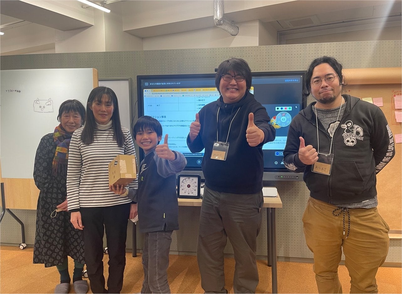 完成したプロトタイプを持って笑顔の記念撮影