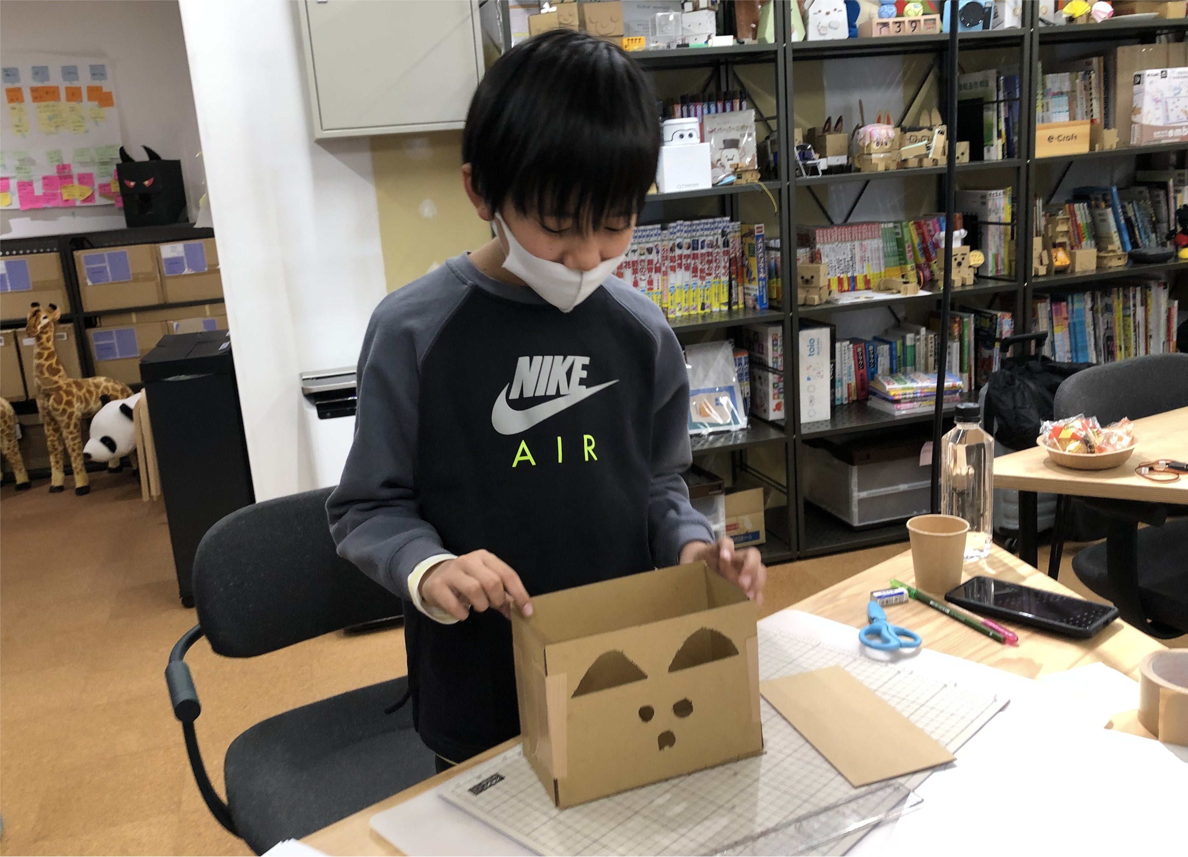 嬉しそうに組み立てていく清水さん