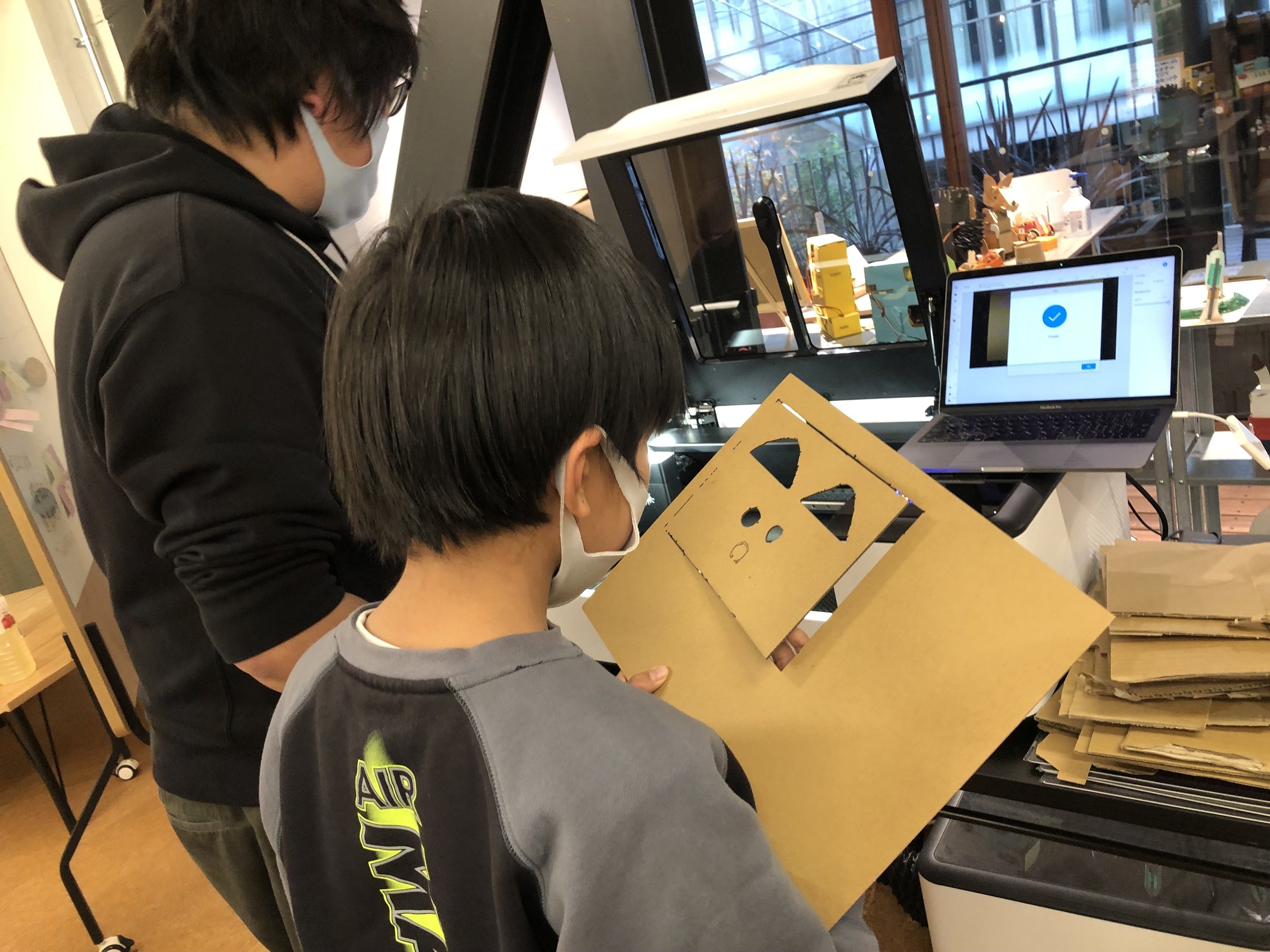 レーザーカッターで切られたパーツを確認