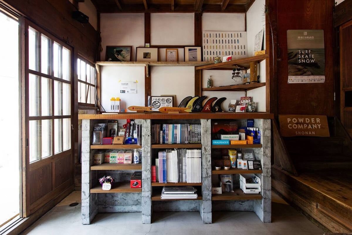 正面玄関では海と雪山のグッズ販売も