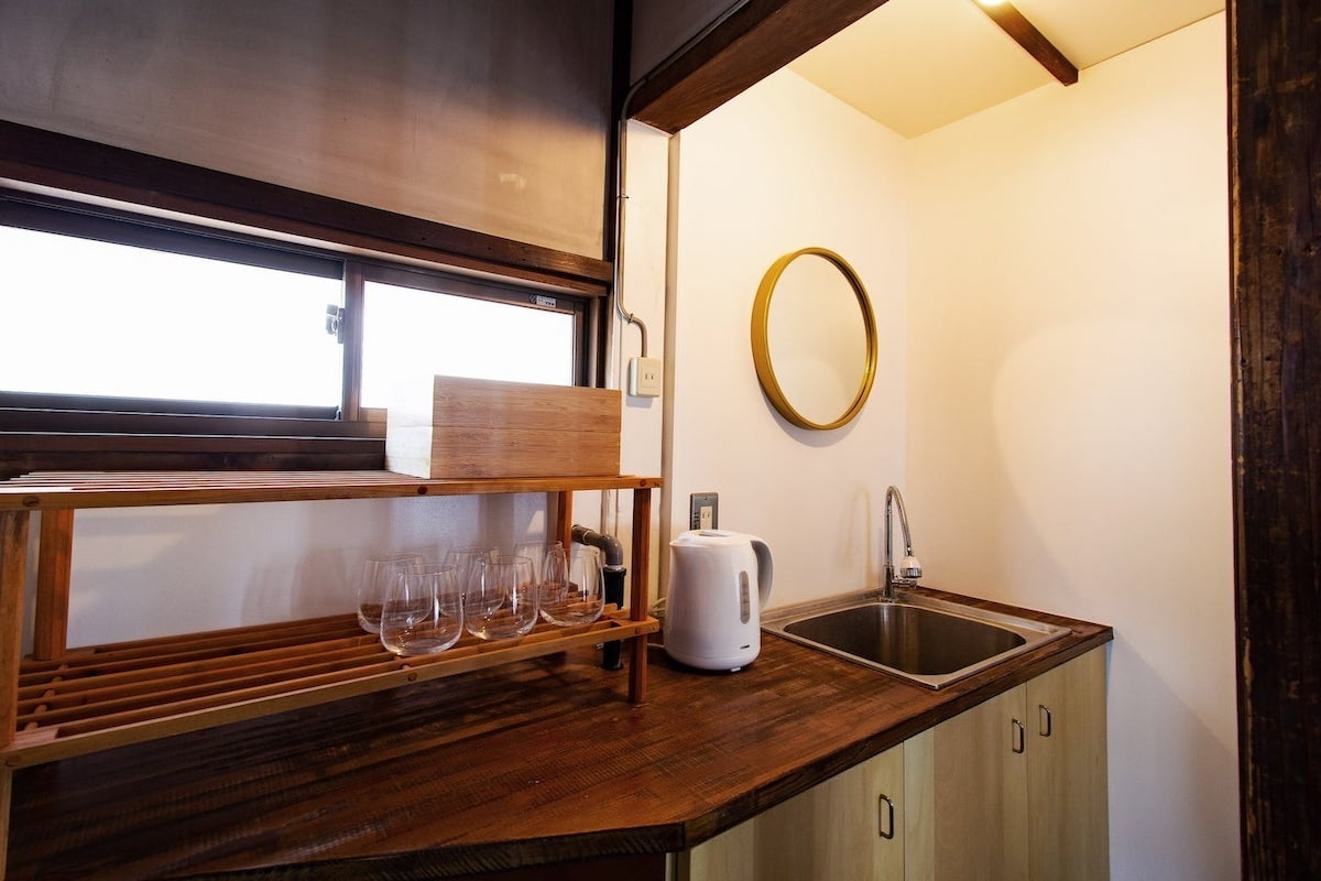 洗面&キッチン。冷蔵庫・電子レンジ・ケトル等完備