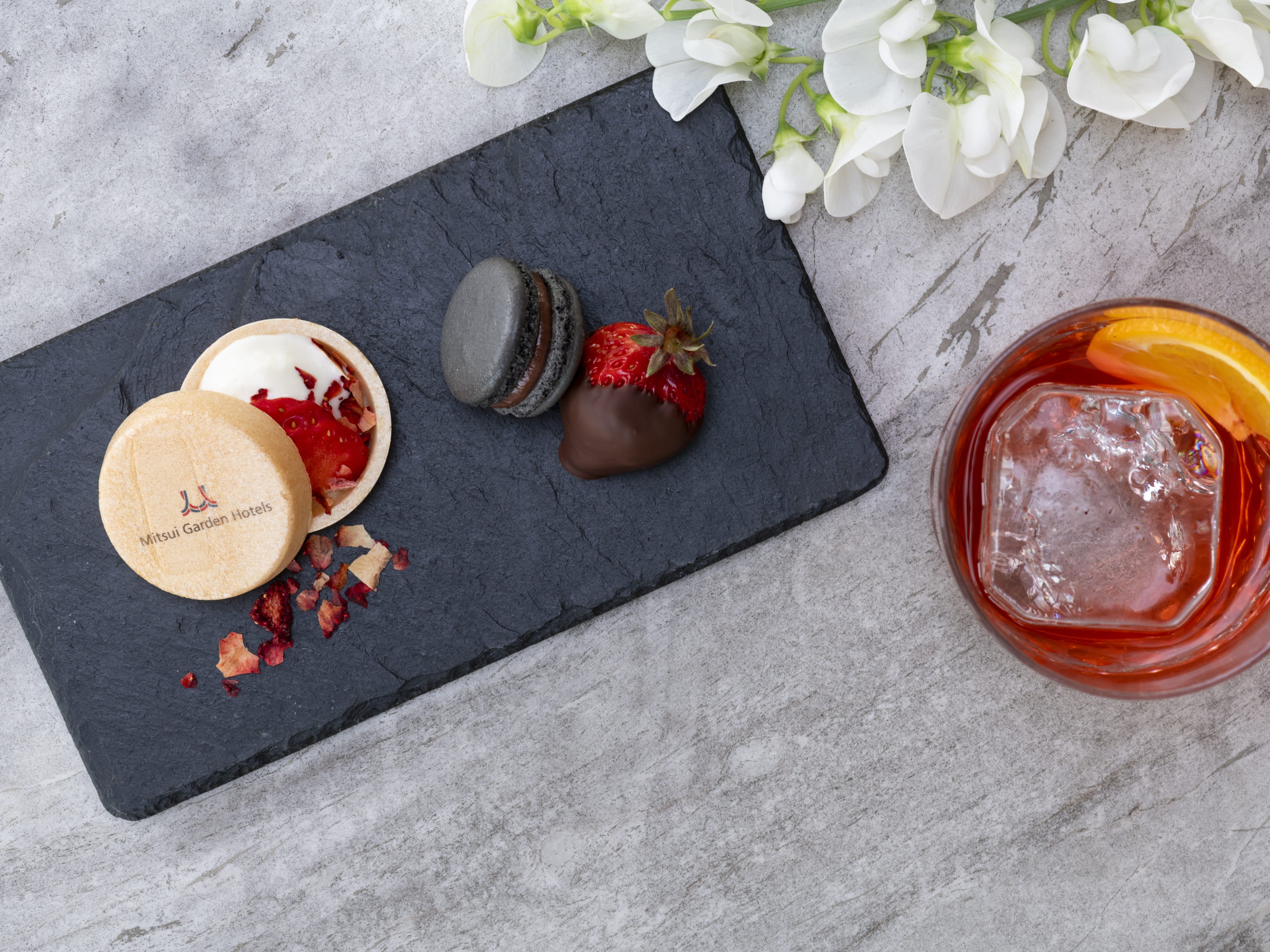 あまおう苺 （マスカルポーネアイス・竹炭マカロン・チョコレート）