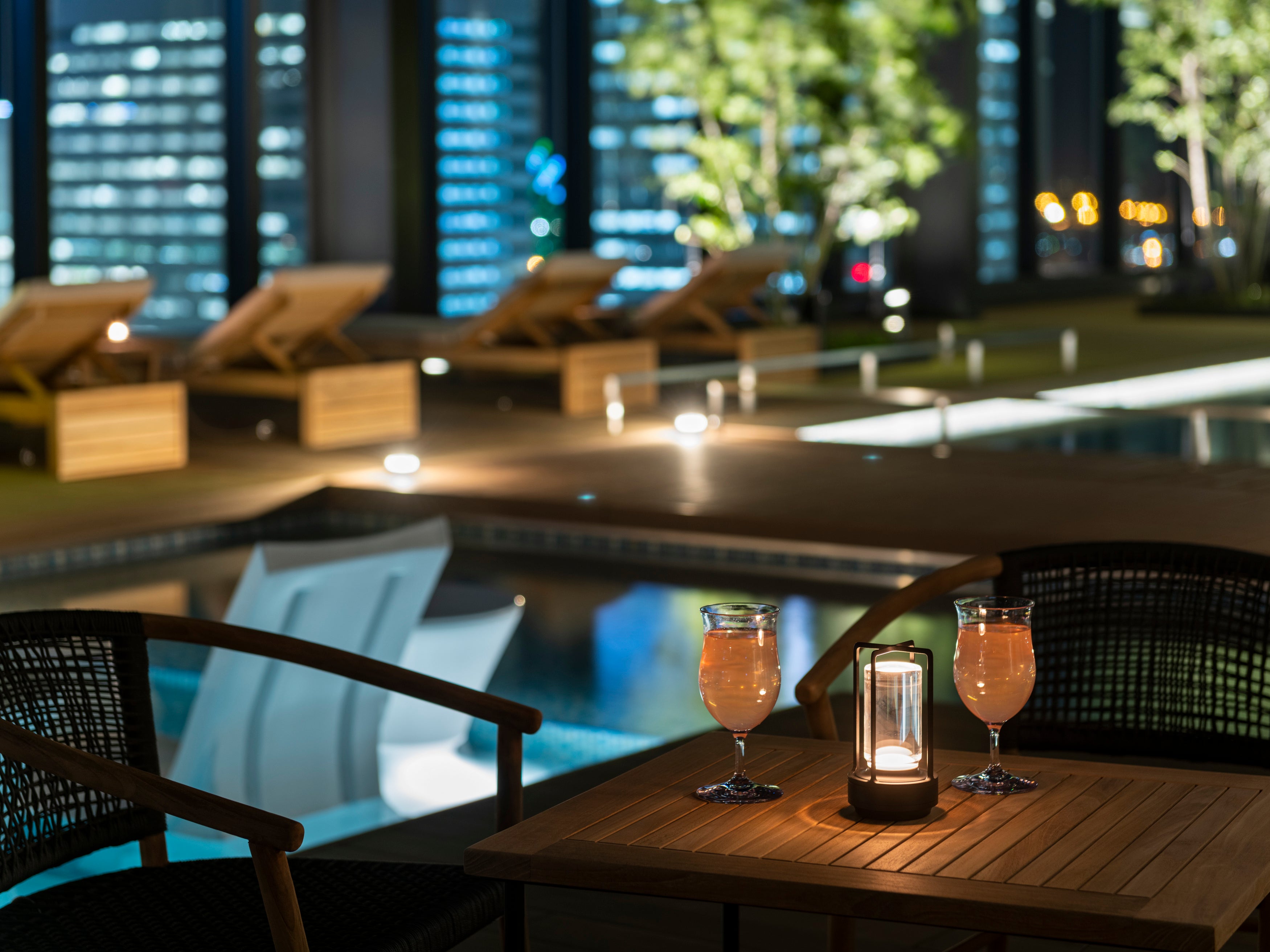 ドリンクをバーに注文できる