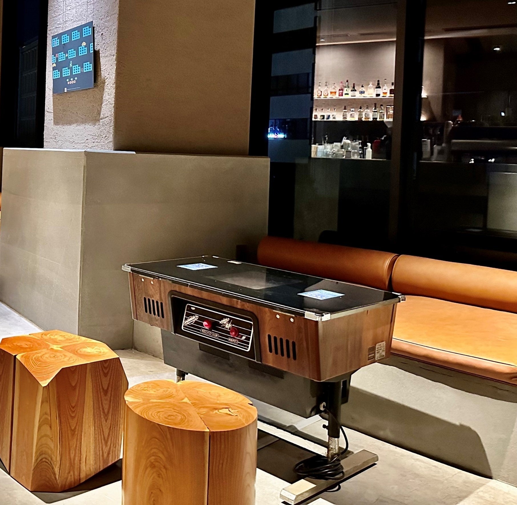 【sequence MIYASHITA PARK&nbsp; 展示の様子】テーブルタイプのSPACE INVADERSとアート展示 © TAITO CORPORATION 1978 ALL RIGHTS RESERVED.