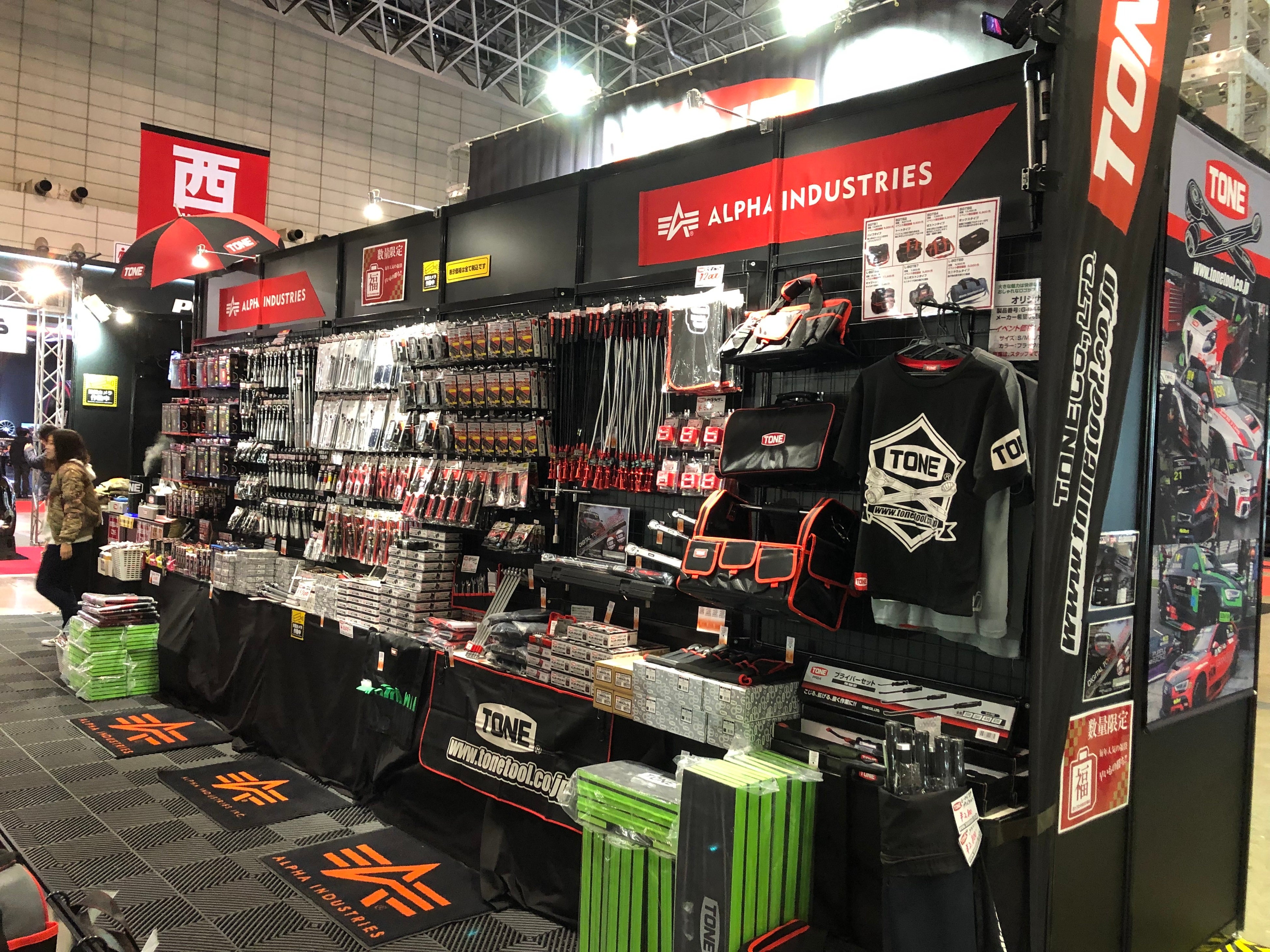 プロレーシングドライバー・塚本奈々美がライブコマースで販売予定のTONEの特価商品一部