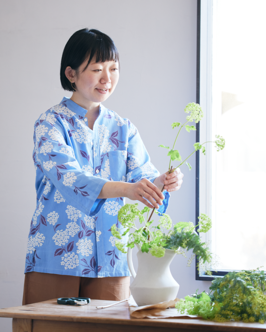 送料無料！かまわぬ 7分袖シャツ▼カマワヌ/晒シャツ/和柄 総柄 花柄/スタンドカラーシャツ/ブラウス＠… 送料無料！かまわぬ 7分袖シャツ▽カマワヌ⁄晒シャツ⁄和柄 総柄 花