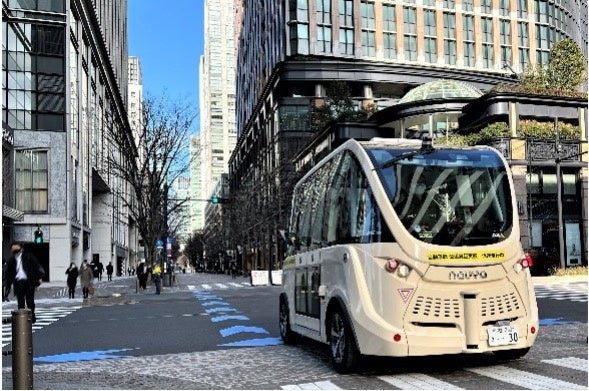 丸の内仲通りを走行する自動運転モビリティの様子(準備走行時)