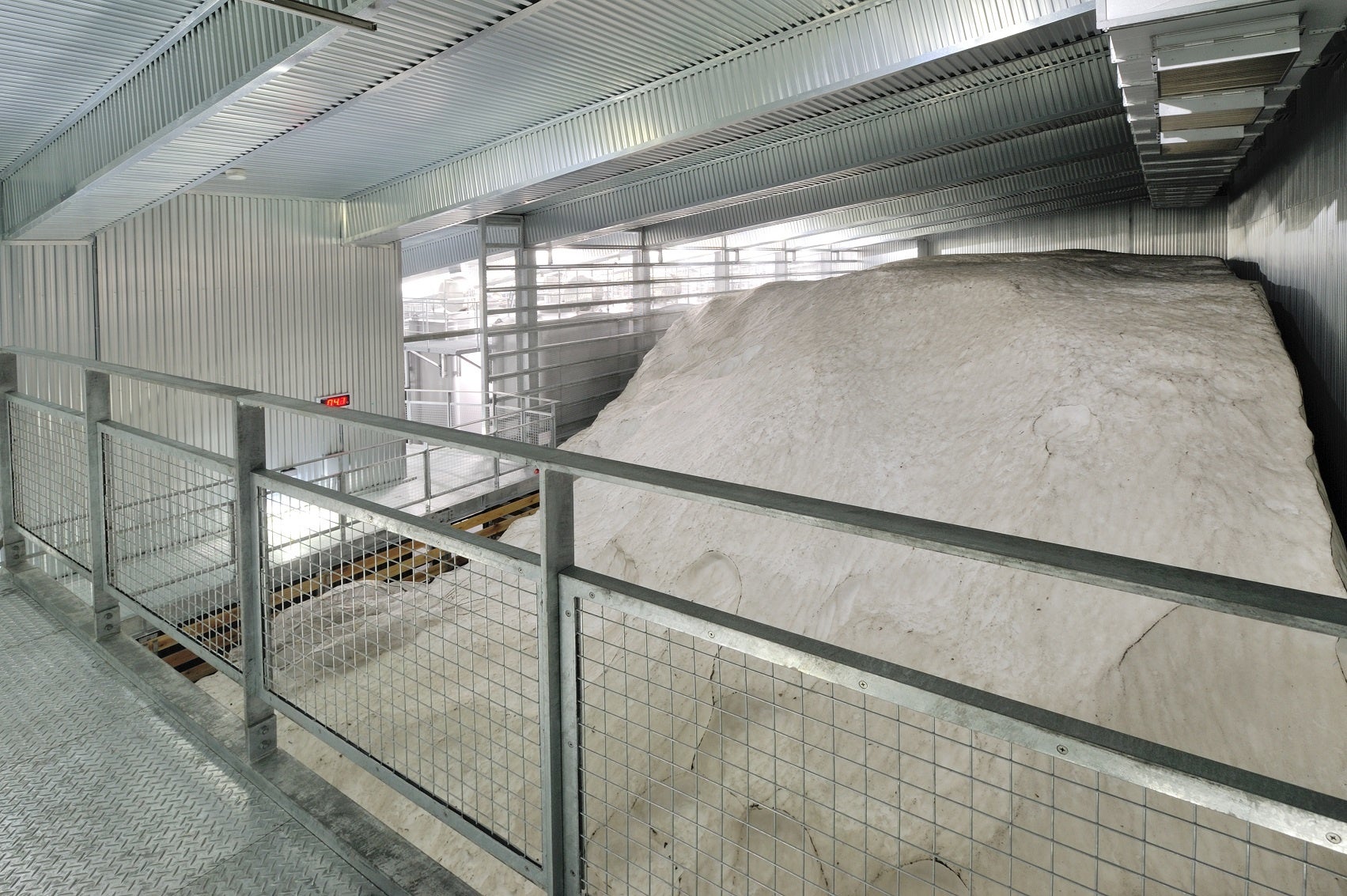 八海山雪室の雪中貯蔵庫。左奥が貯蔵タンク