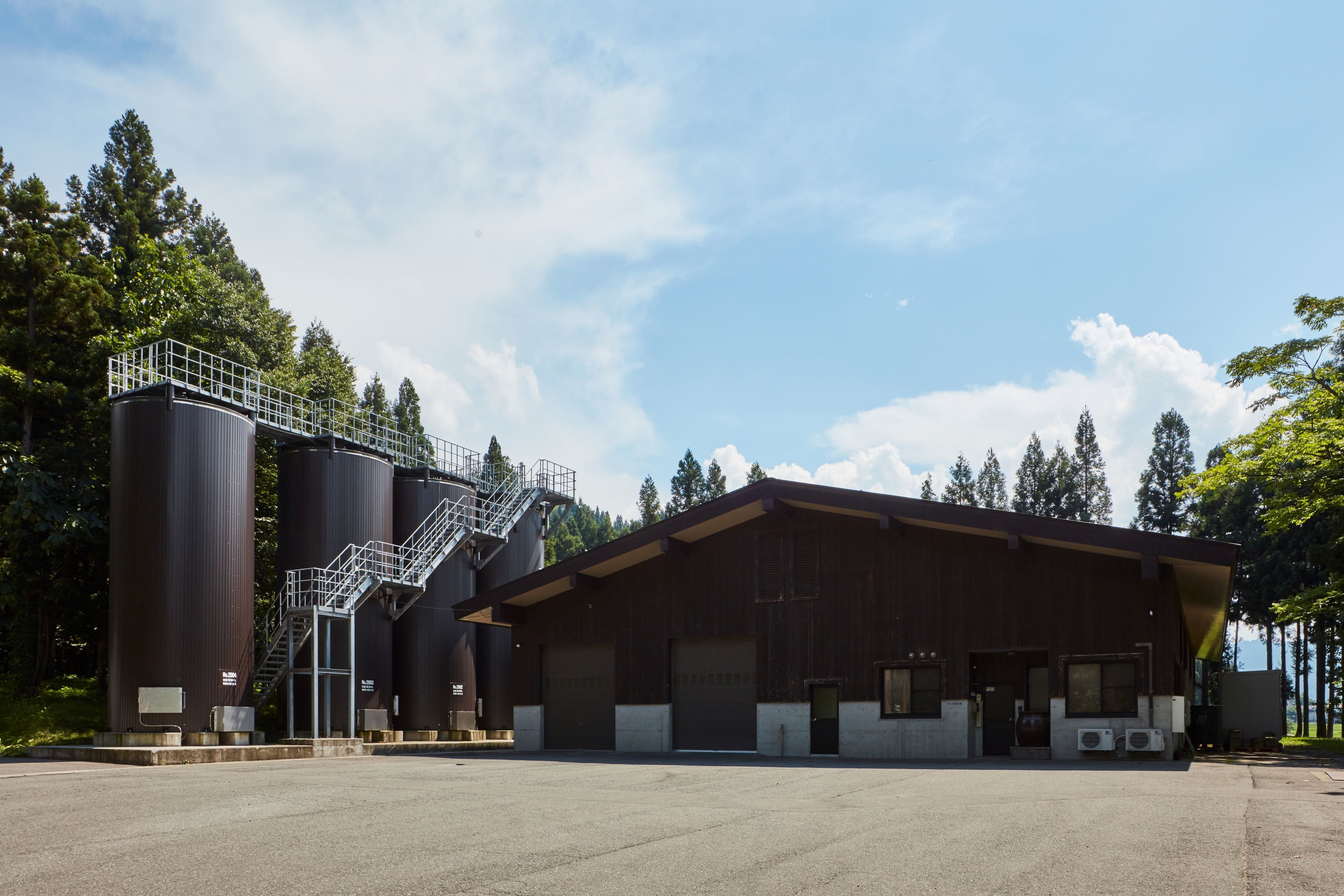 八海醸造 深沢原焼酎蔵（魚沼の里内）