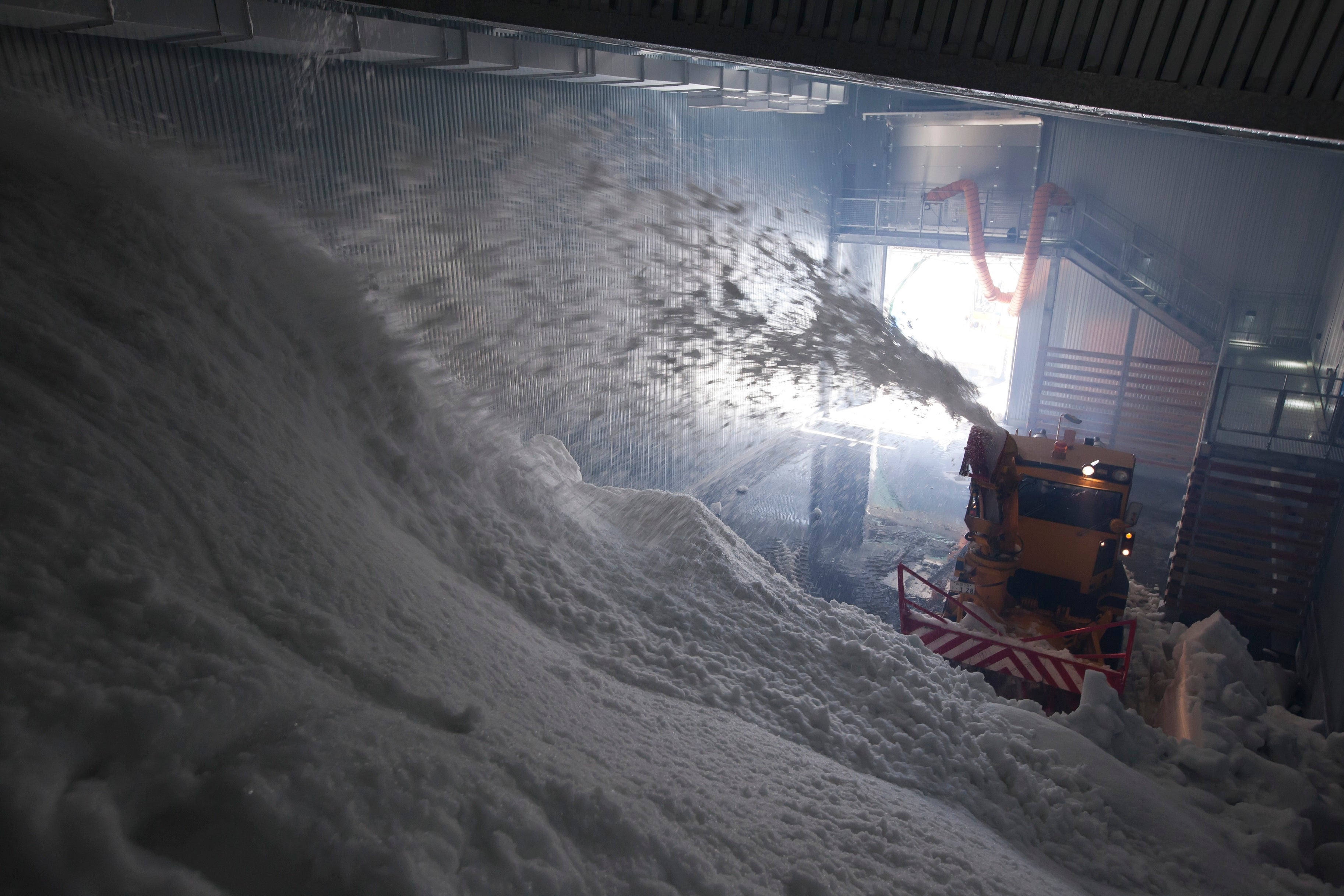 雪入れ作業は迫力が凄い