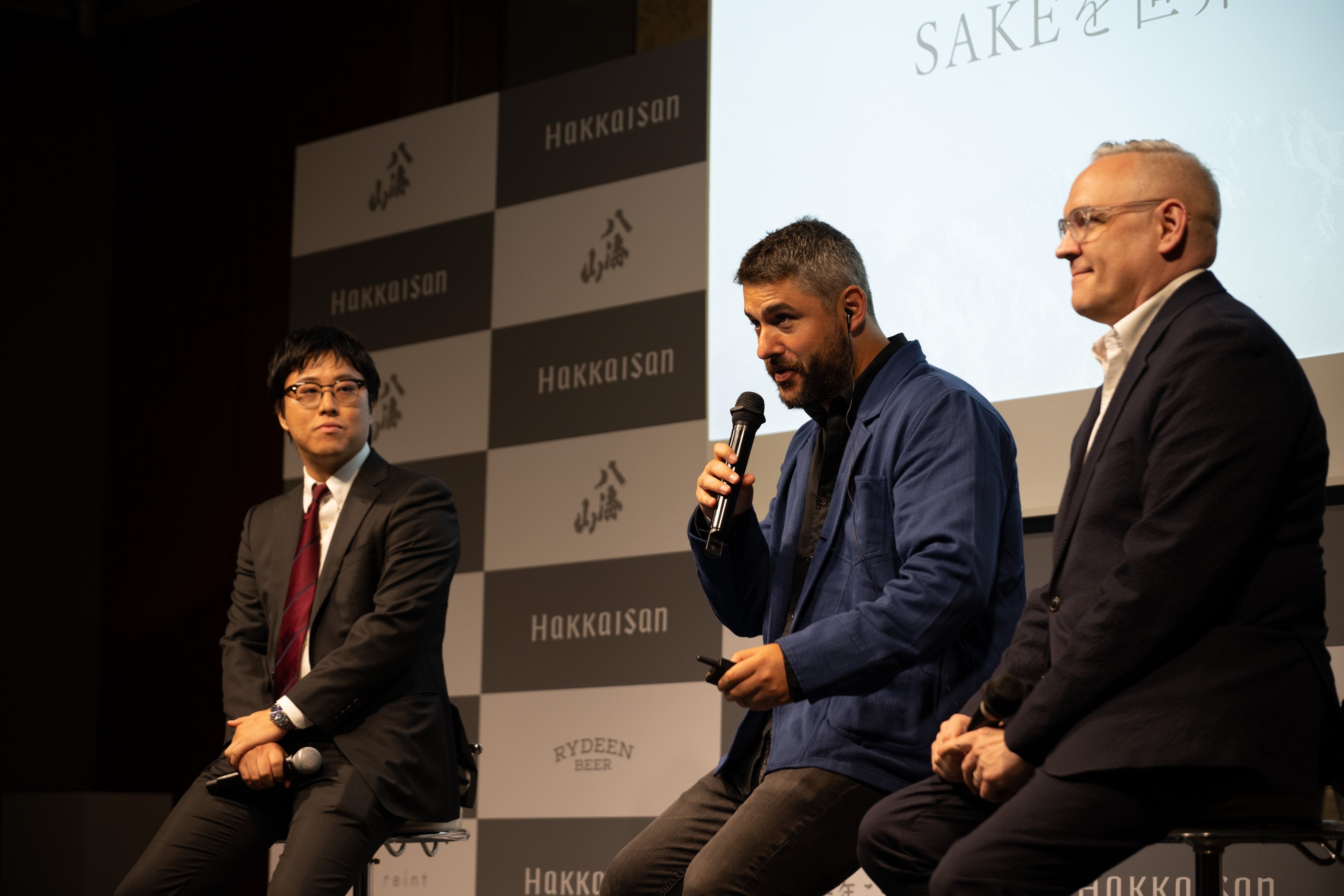 左から南雲真仁副社長、ブライアン・ポーレン、ティモシー・サリバン