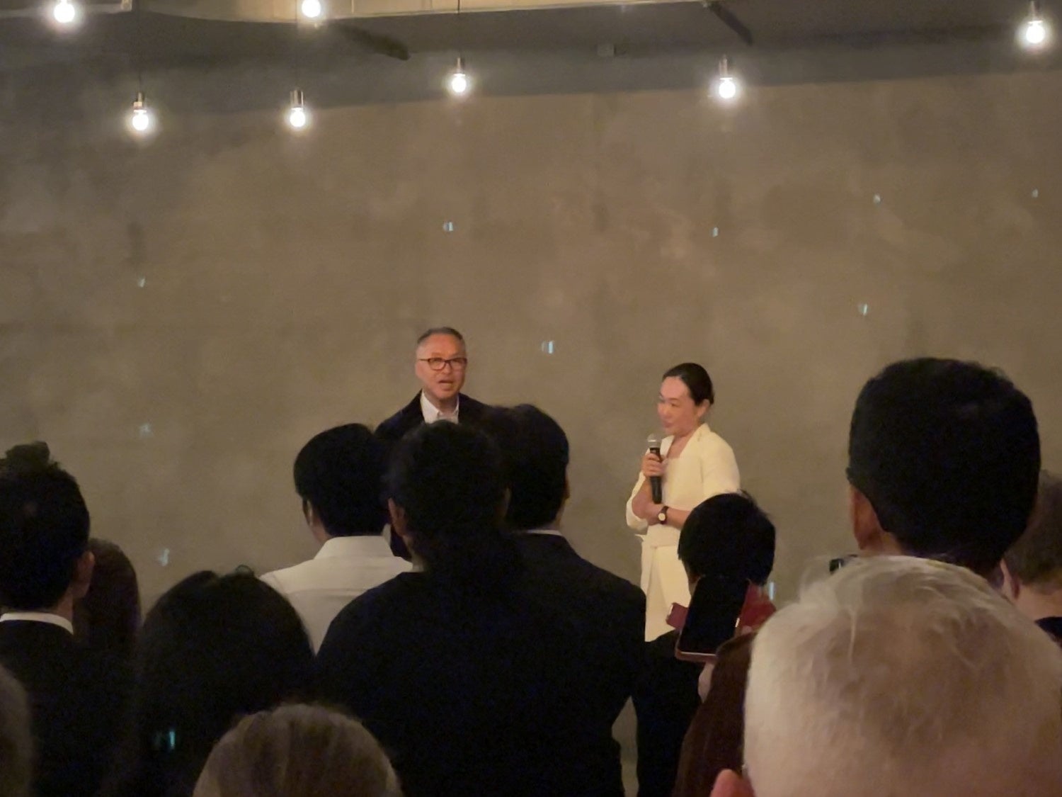 内覧会で挨拶する八海醸造代表・南雲（左）